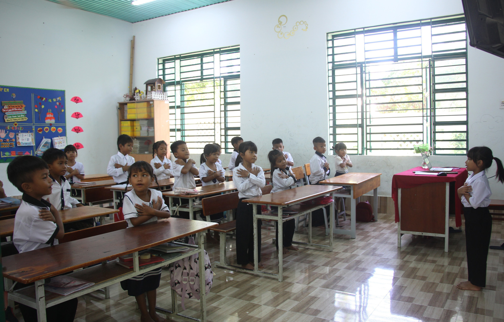 Giờ học tiếng Việt tăng cường bằng hình thức hát tiếng Việt của trẻ em dân tộc thiểu số xã Bác Ái, tỉnh Khánh Hòa. Giờ học tiếng Việt tăng cường bằng hình thức hát tiếng Việt của trẻ em dân tộc thiểu số xã Bác Ái, tỉnh Khánh Hòa.