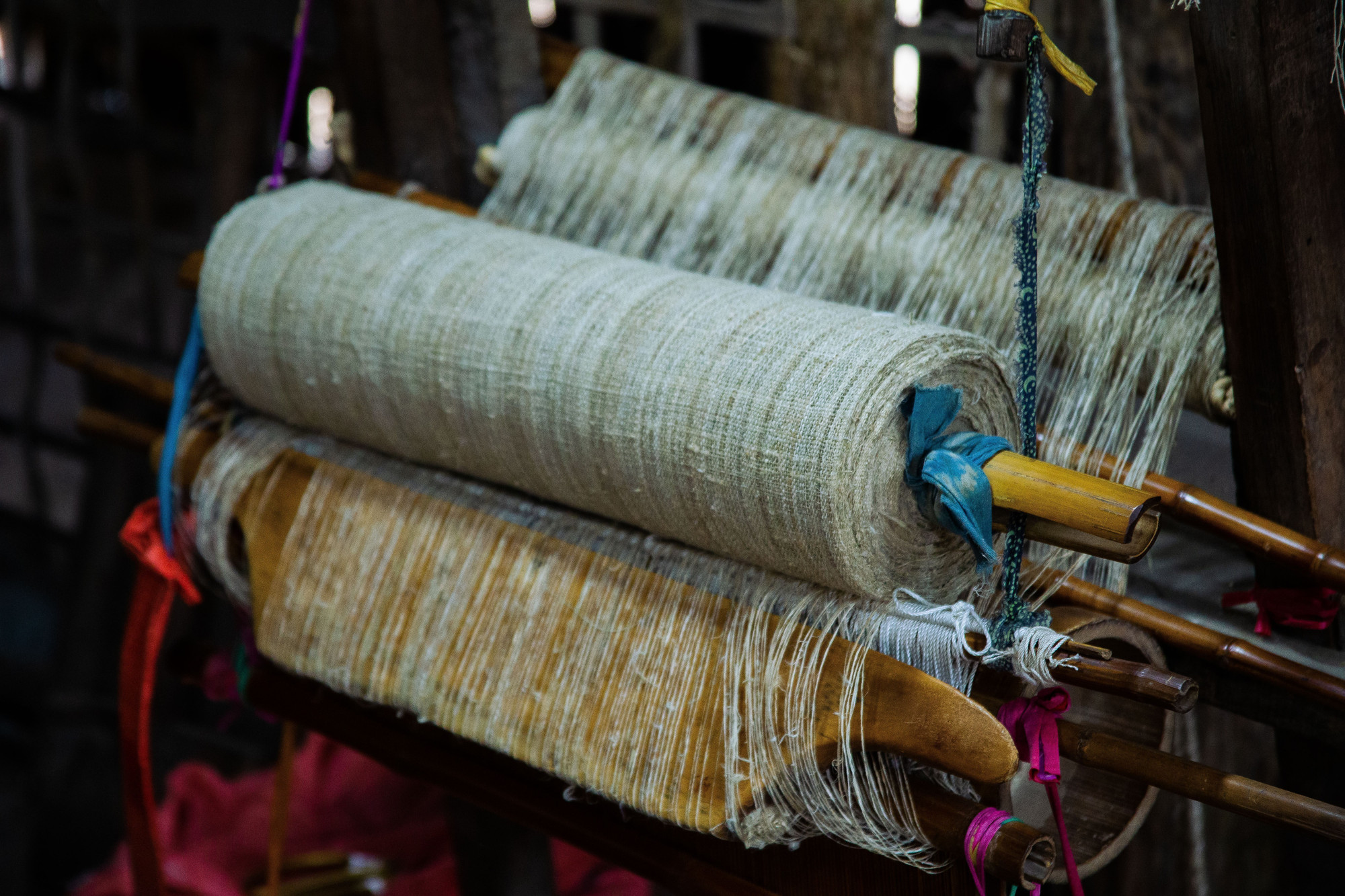 Những cuộn lanh thô được xử lý và làm mềm trước khi đưa vào dệt.