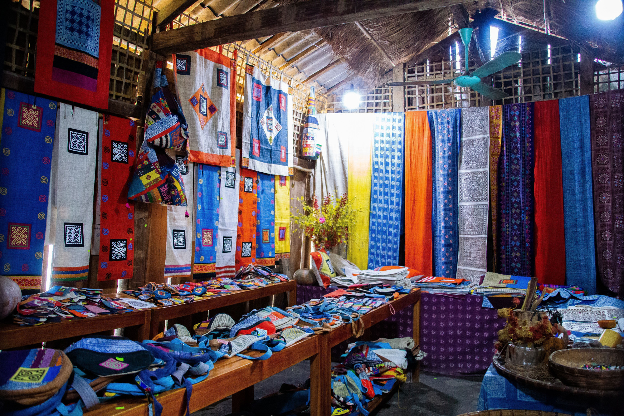 Các sản phẩm thủ công từ lanh như quần áo, túi, ví, khăn… được trưng bày, góp phần đưa nghề truyền thống đến gần hơn với du khách.