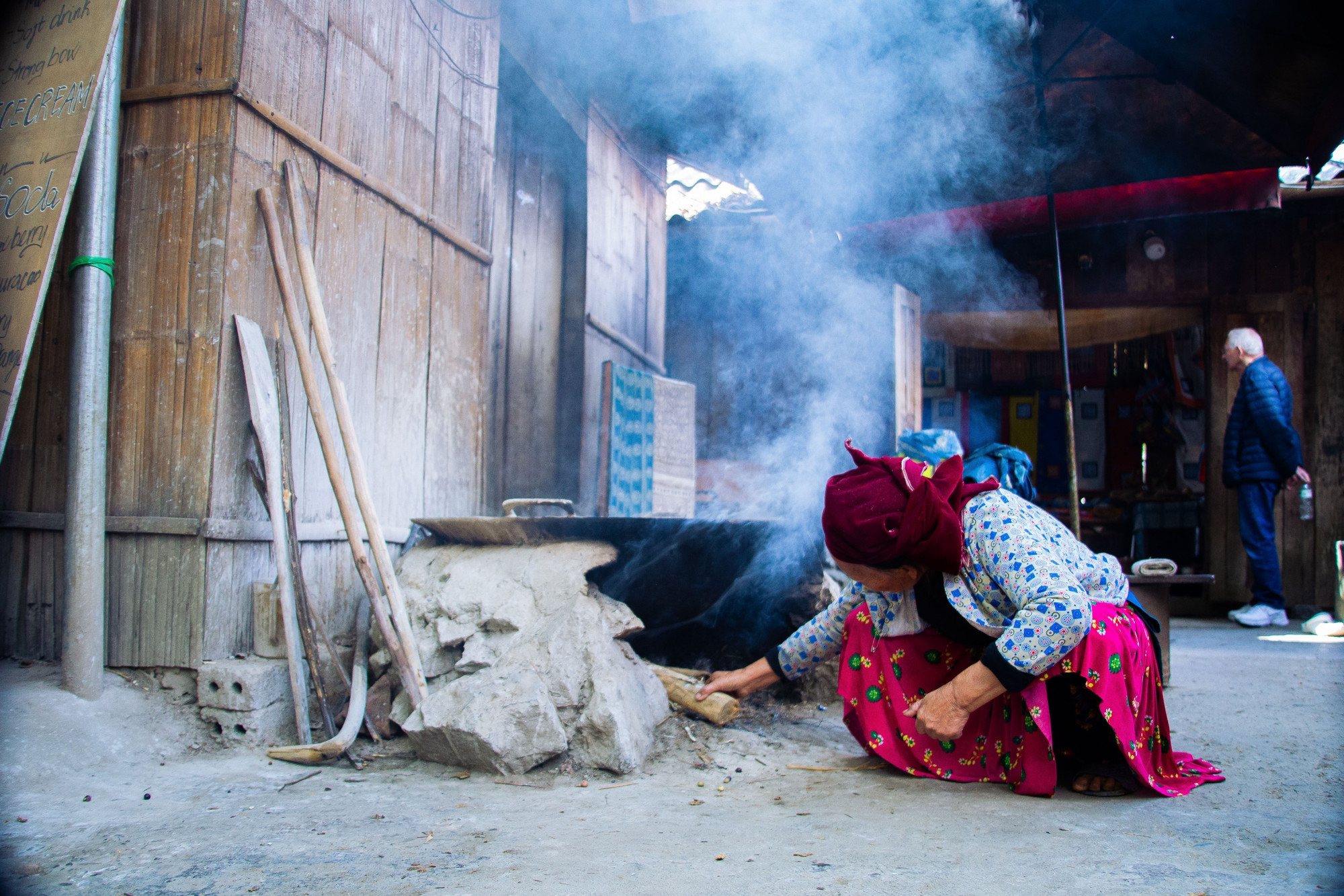 Sợi lanh sau khi se được bó lại, ngâm và luộc nhiều lần trong nước tro bếp để trở nên mềm, trắng hơn, trước khi luộc lần cuối với sáp ong nhằm tạo độ mềm và bóng cho sợi.