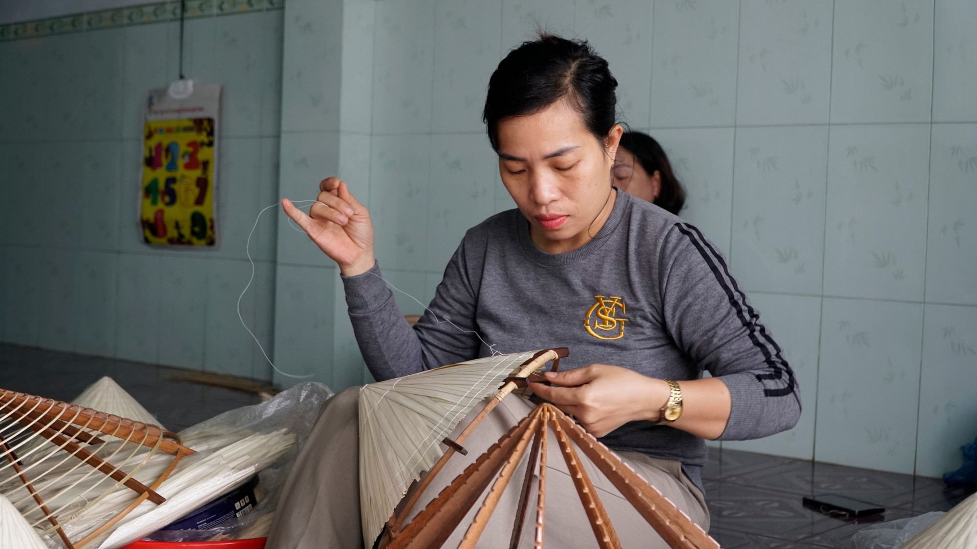 Nón lá được làm thủ công, trải qua nhiều công đoạn tỉ mỉ.