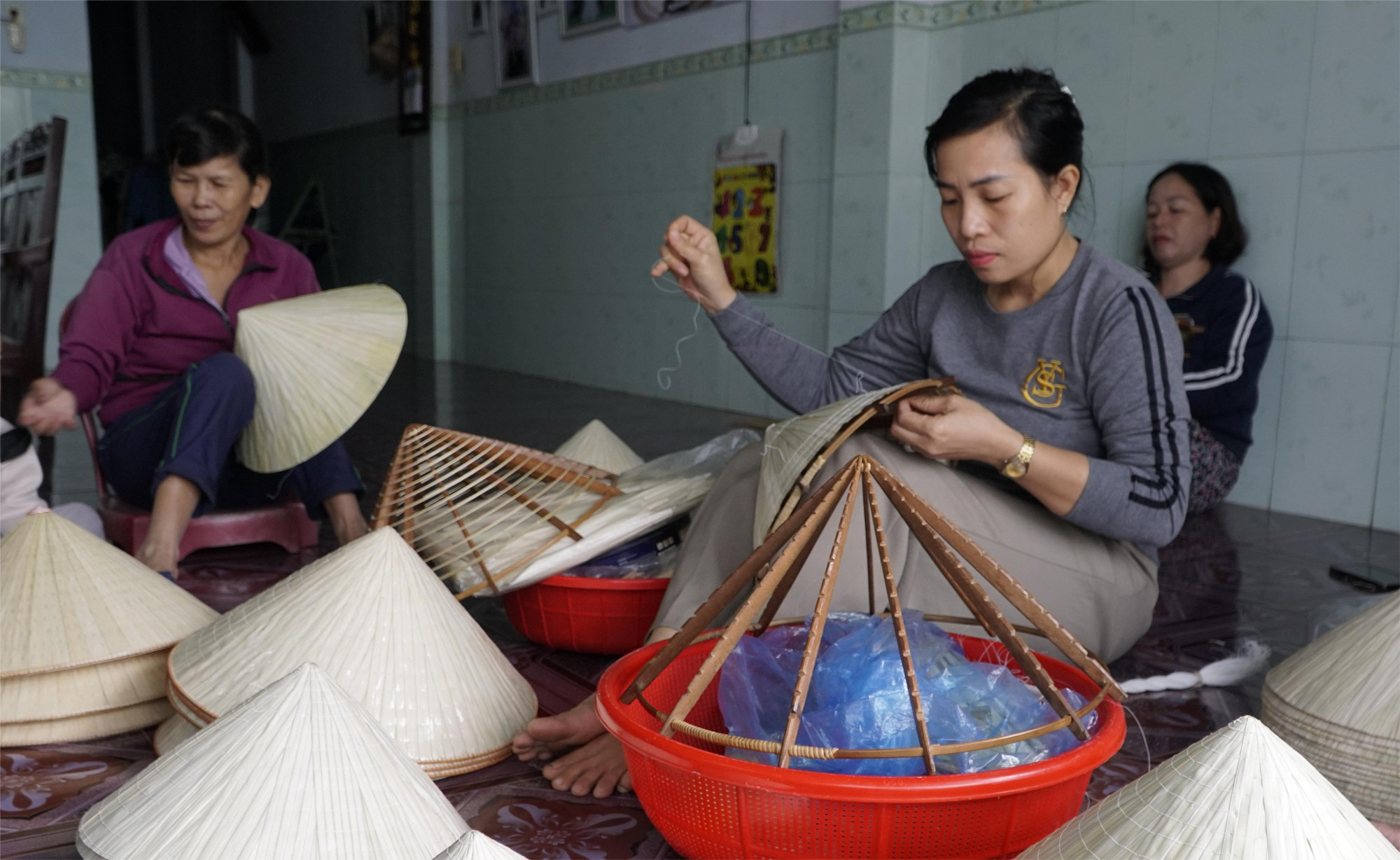 Làng nghề nón lá giúp nhiều hộ dân, đặc biệt là phụ nữ có việc làm tại chỗ.