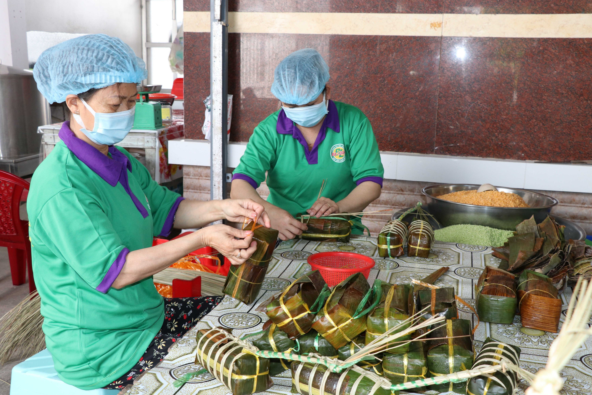 Người lao động làm bánh tét tại cơ sở sản xuất bánh tét Ba Loan, làng nghề bánh tét Trà Cuôn. Người lao động làm bánh tét tại cơ sở sản xuất bánh tét Ba Loan, làng nghề bánh tét Trà Cuôn.