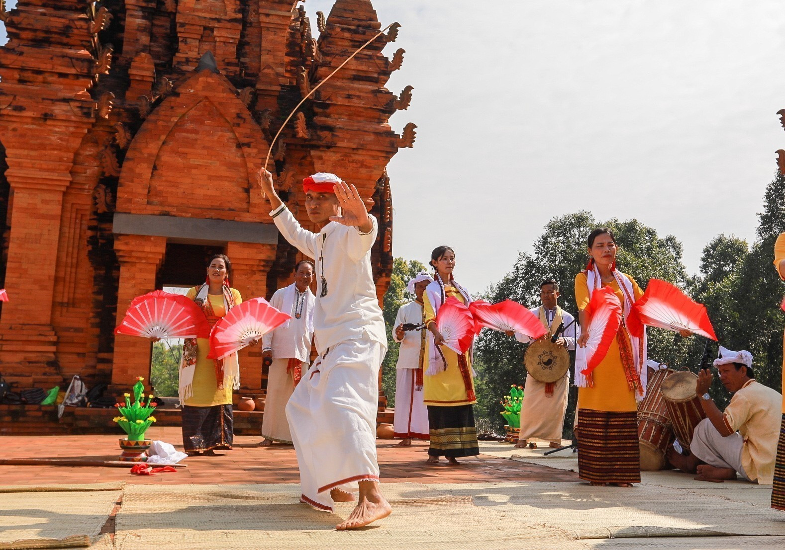 Chương trình dân ca, dân vũ &quot;Hoa đất tháp&quot; giới thiệu các điệu múa, ca khúc trên đền tháp về sắc màu văn hóa cộng đồng dân tộc Chăm Bà-la-môn với nghệ thuật dân ca dân vũ, dân nhạc gắn với đền tháp.