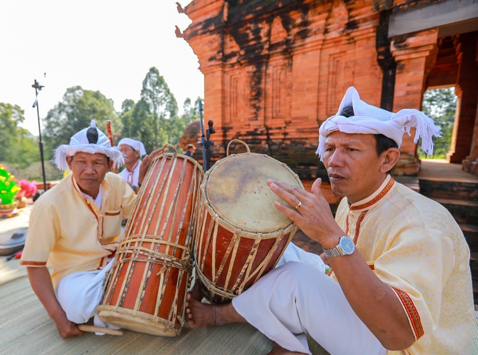 Chương trình dân ca, dân vũ &quot;Hoa đất tháp&quot; giới thiệu các điệu múa, ca khúc trên đền tháp về sắc màu văn hóa cộng đồng dân tộc Chăm Bà-la-môn với nghệ thuật dân ca dân vũ, dân nhạc gắn với đền tháp.