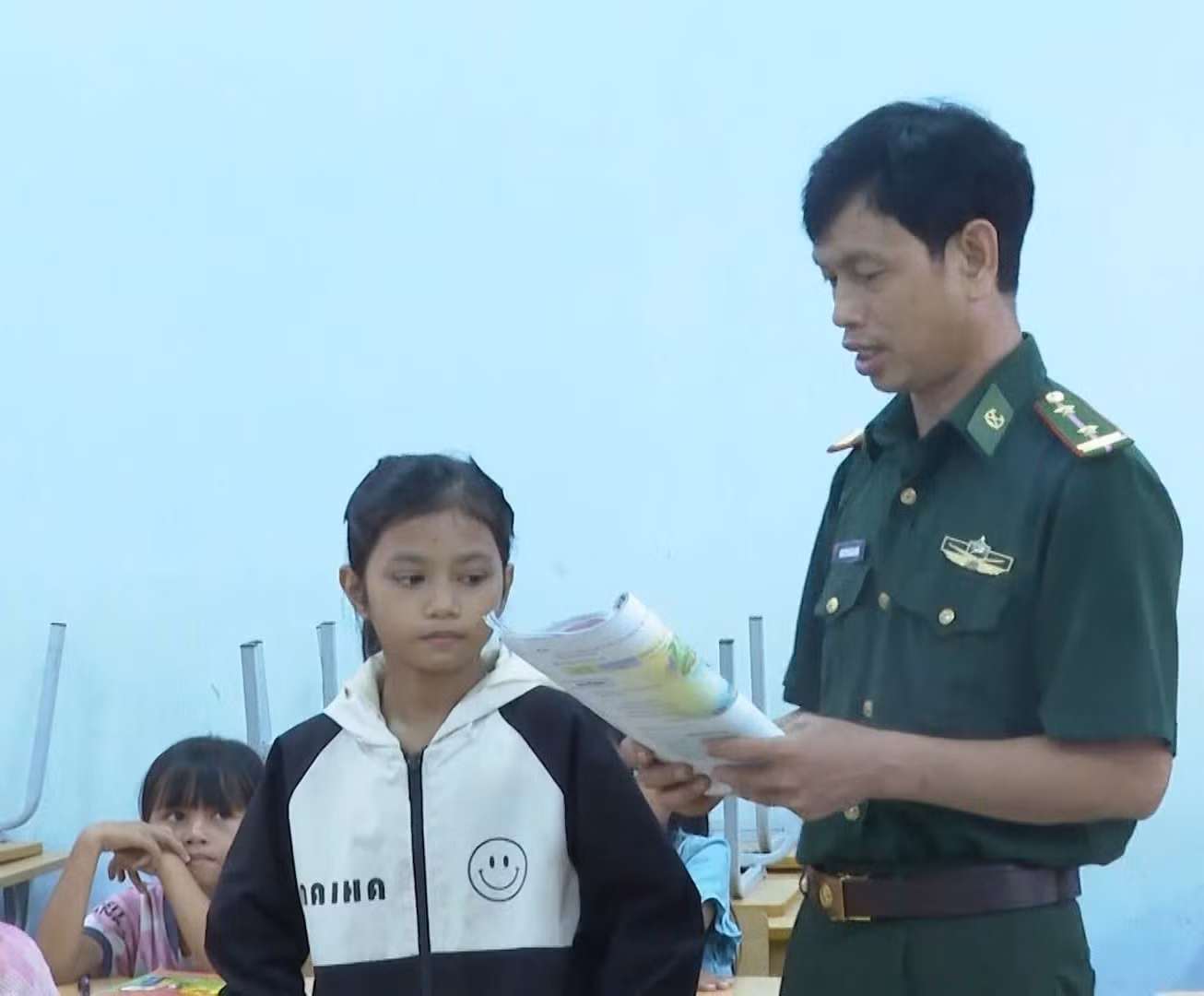 Những học sinh nghèo được các chiến sĩ Đồn Biên phòng Ia Púch, tỉnh Gia Lai, tận tình chỉ dạy.