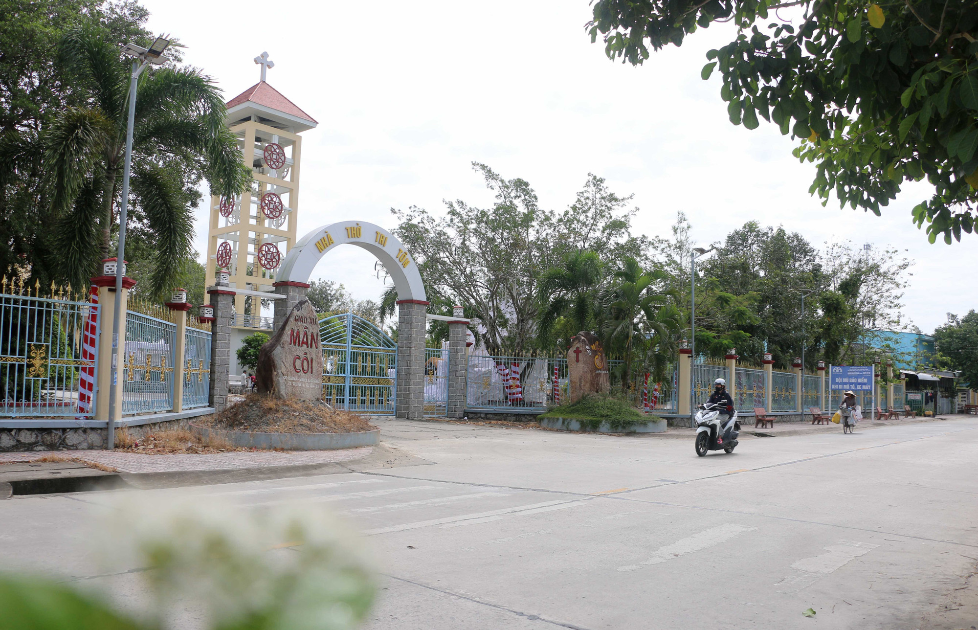 Hiện diện ở một địa bàn rất đặc biệt, có đông đồng bào dân tộc Khmer sinh sống, xung quanh Nhà thờ Tri Tôn là rất nhiều ngôi chùa, đình của các tôn giáo khác như: Phật giáo Nam Tông Khmer, Cao Đài, Hoà Hảo, Tin Lành, Tứ Ân Hiếu Nghĩa,…