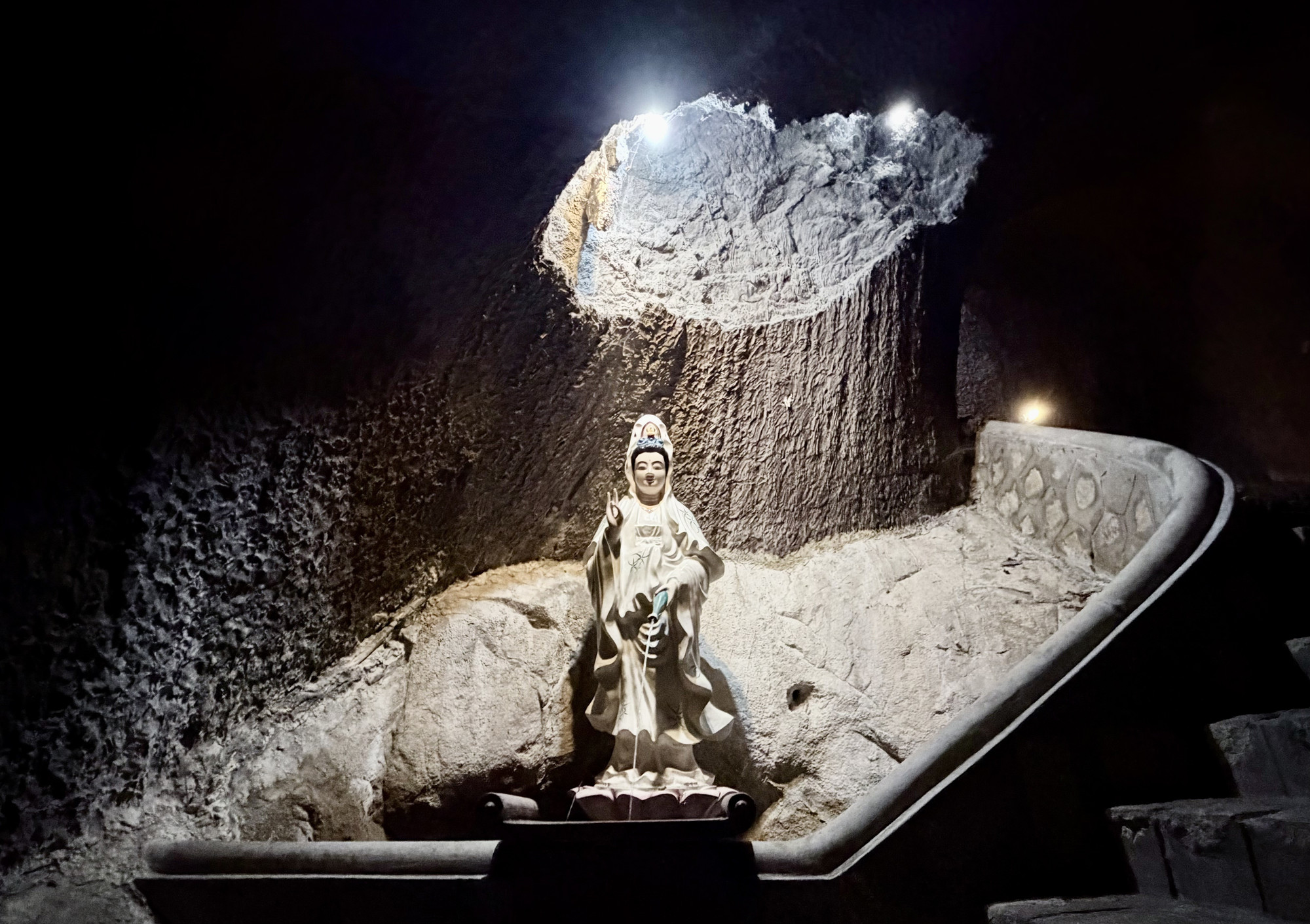 Tượng Quan Thế Âm Bồ Tát được bài trí thờ trên vách đá trong Hang.