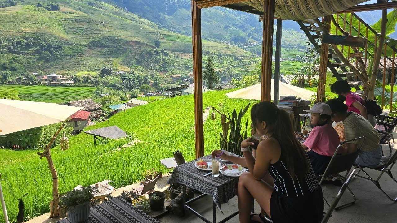 Những quán cà phê nhìn ra các thửa ruộng bậc thang xanh mướt, gần gũi với thiên nhiên ở Tả Van được du khách yêu thích. Những quán cà phê nhìn ra các thửa ruộng bậc thang xanh mướt, gần gũi với thiên nhiên ở Tả Van được du khách yêu thích.
