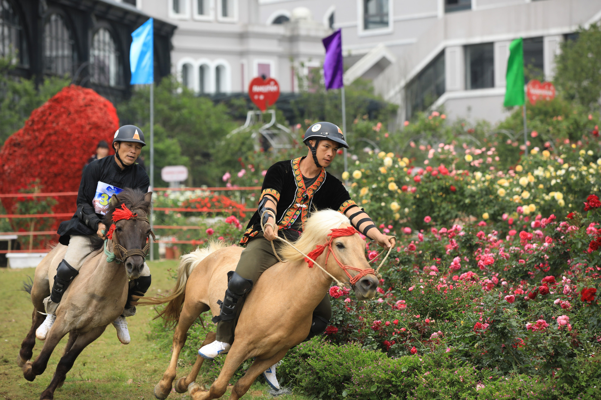 Không khí tưng bừng Lễ hội vó ngựa trên mây tại khu du lịch Sun World Fansipan Legend. Ảnh: TTXVN phát dtmn-lao-cai-10062025-06.jpg