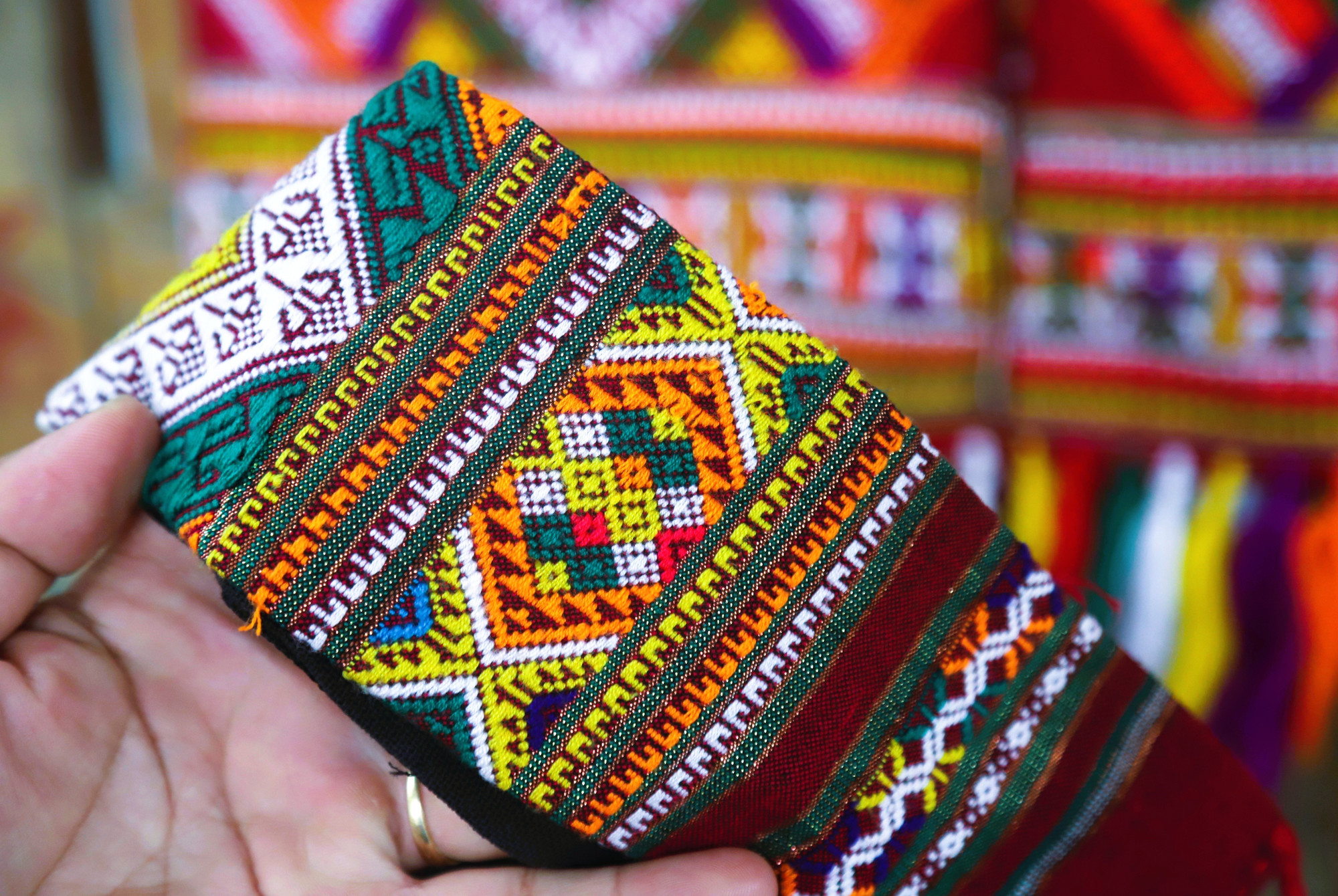 Họa tiết, hoa văn trên khăn quấn đầu trong bộ trang phục truyền thống của người phụ nữ Ơ Đu. Họa tiết, hoa văn trên khăn quấn đầu trong bộ trang phục truyền thống của người phụ nữ Ơ Đu.