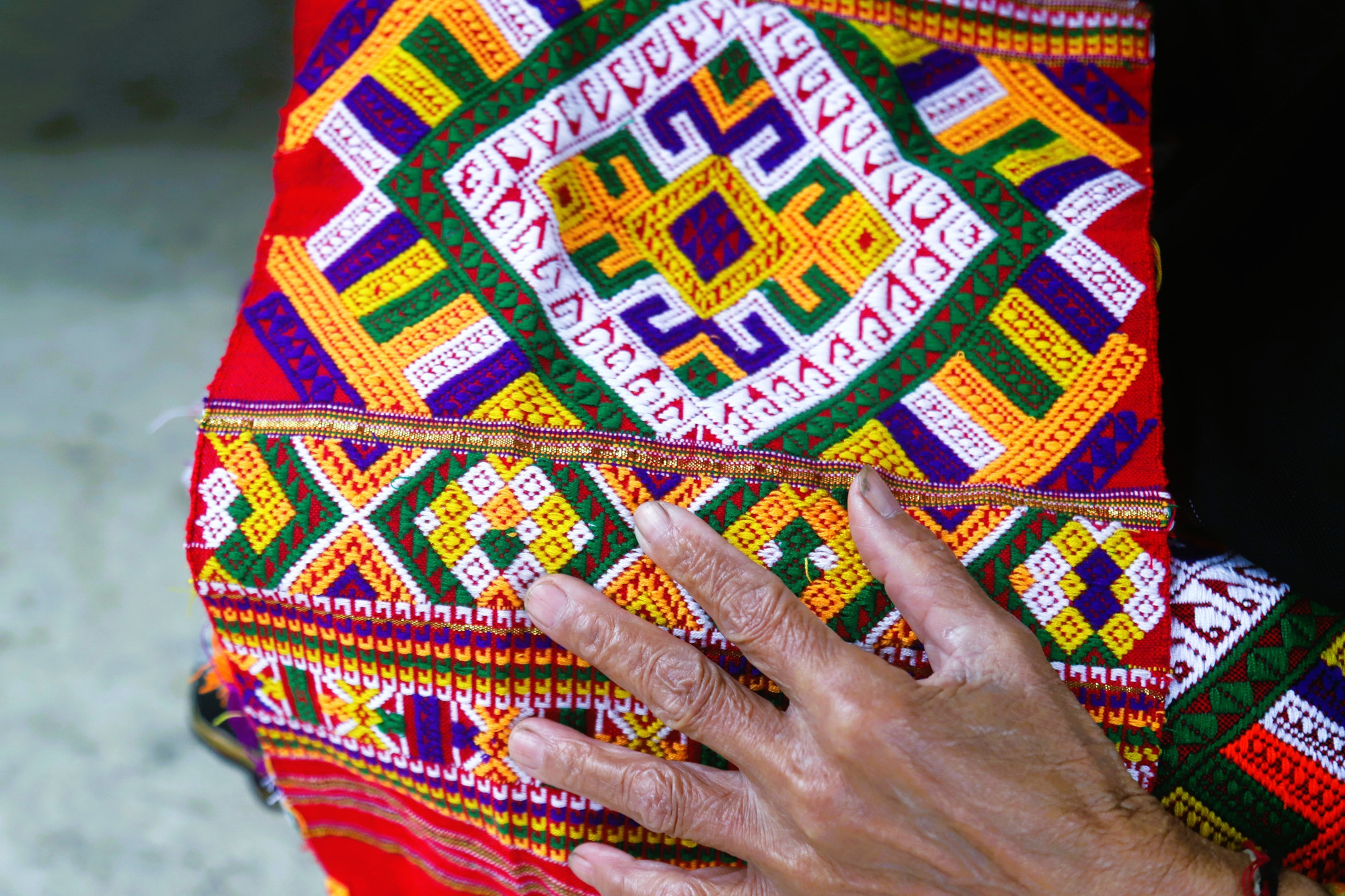 Xuất phát từ nguồn gốc xa xưa mà trang phục của dân tộc Ơ Đu có đặc điểm riêng biệt, khác với dân tộc Thái, Khơ-Mú. o-du-31102025-08.jpg