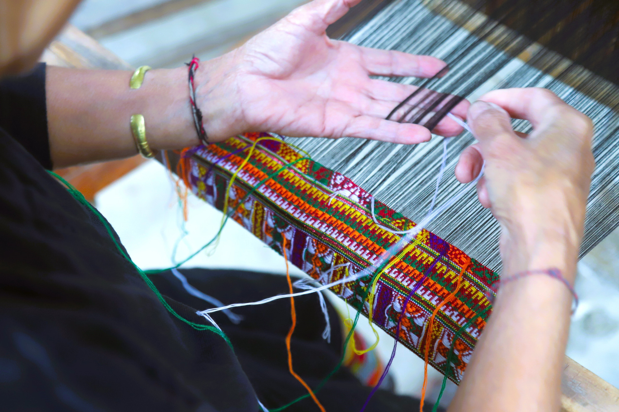 Kỹ thuật “chạy sợi”, đan sợi trong quá trình dệt, thuê thổ cẩm để làm chân váy của bộ trang phục truyền thống của phụ nữ dân tộc Ơ Đu. o-du-31102025-07.jpg