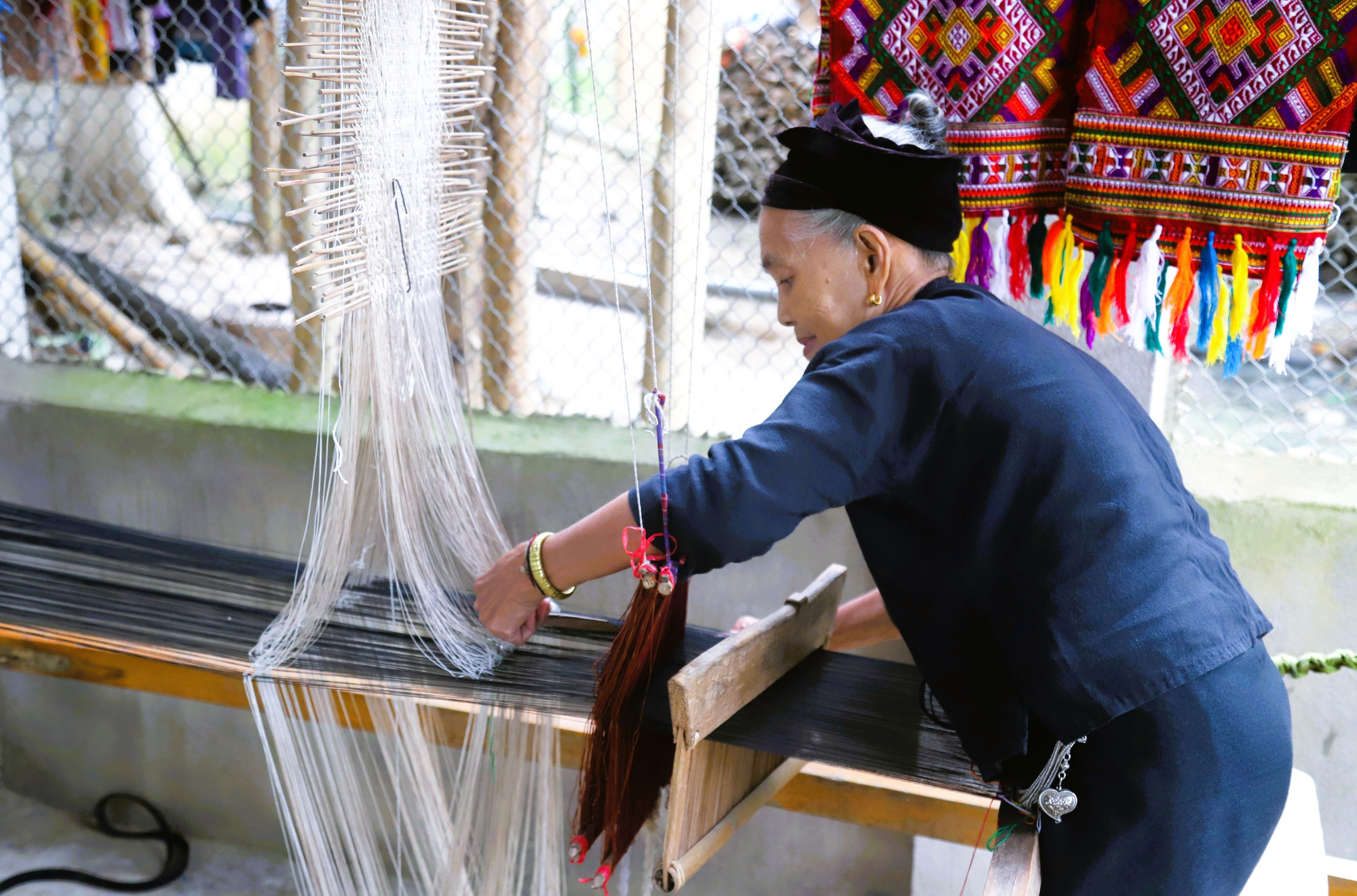Mỗi ngày, bà Vi Thị Dung thường dành thời gian miệt mài bên khung cửi. Mỗi ngày, bà Vi Thị Dung thường dành thời gian miệt mài bên khung cửi.