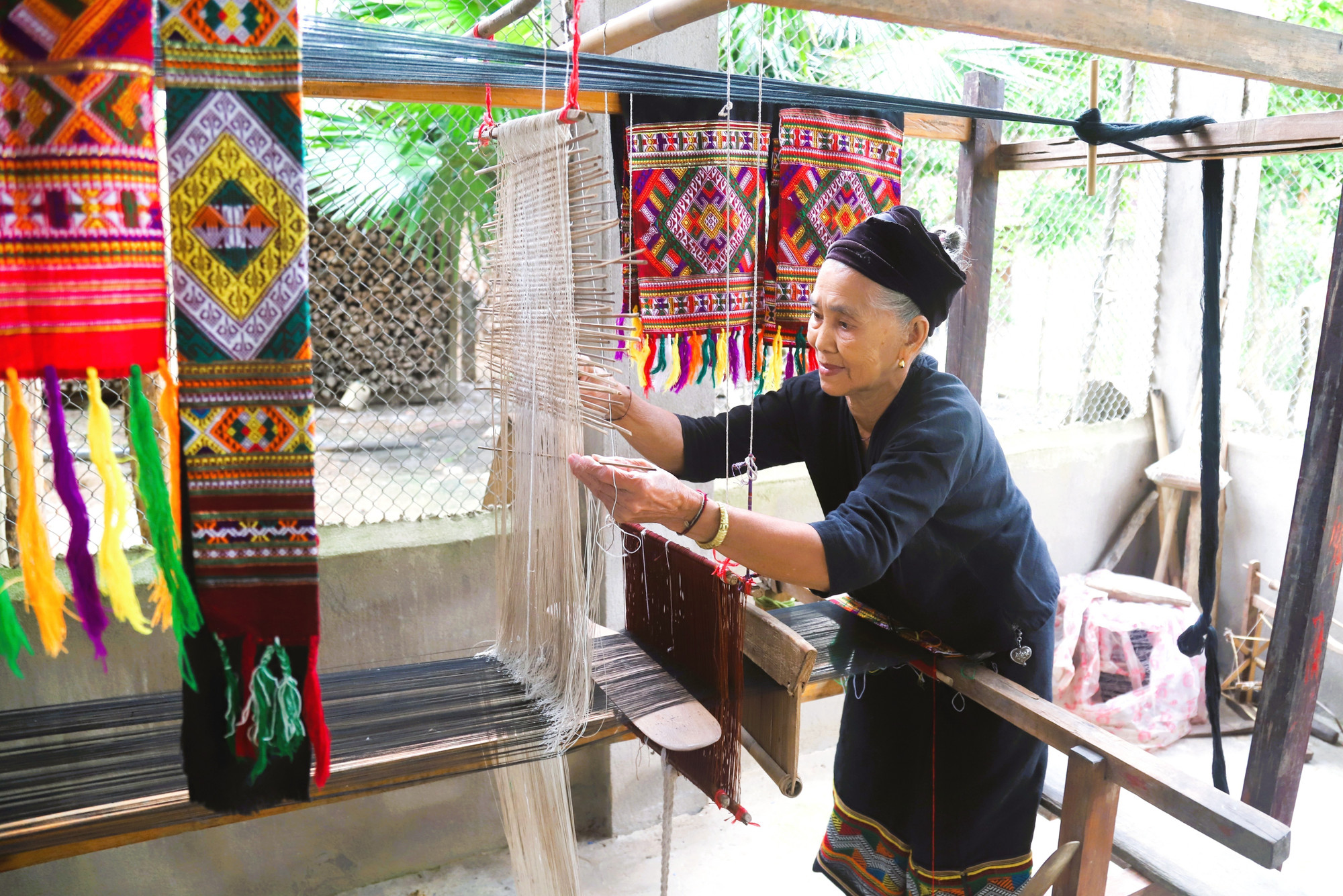 Từ năm 2010, bà Vi Thị Dung đã sưu tầm và miệt mài dệt, thêu những bộ trang phục truyền thống của phụ nữ dân tộc Ơ Đu. o-du-31102025-03.jpg