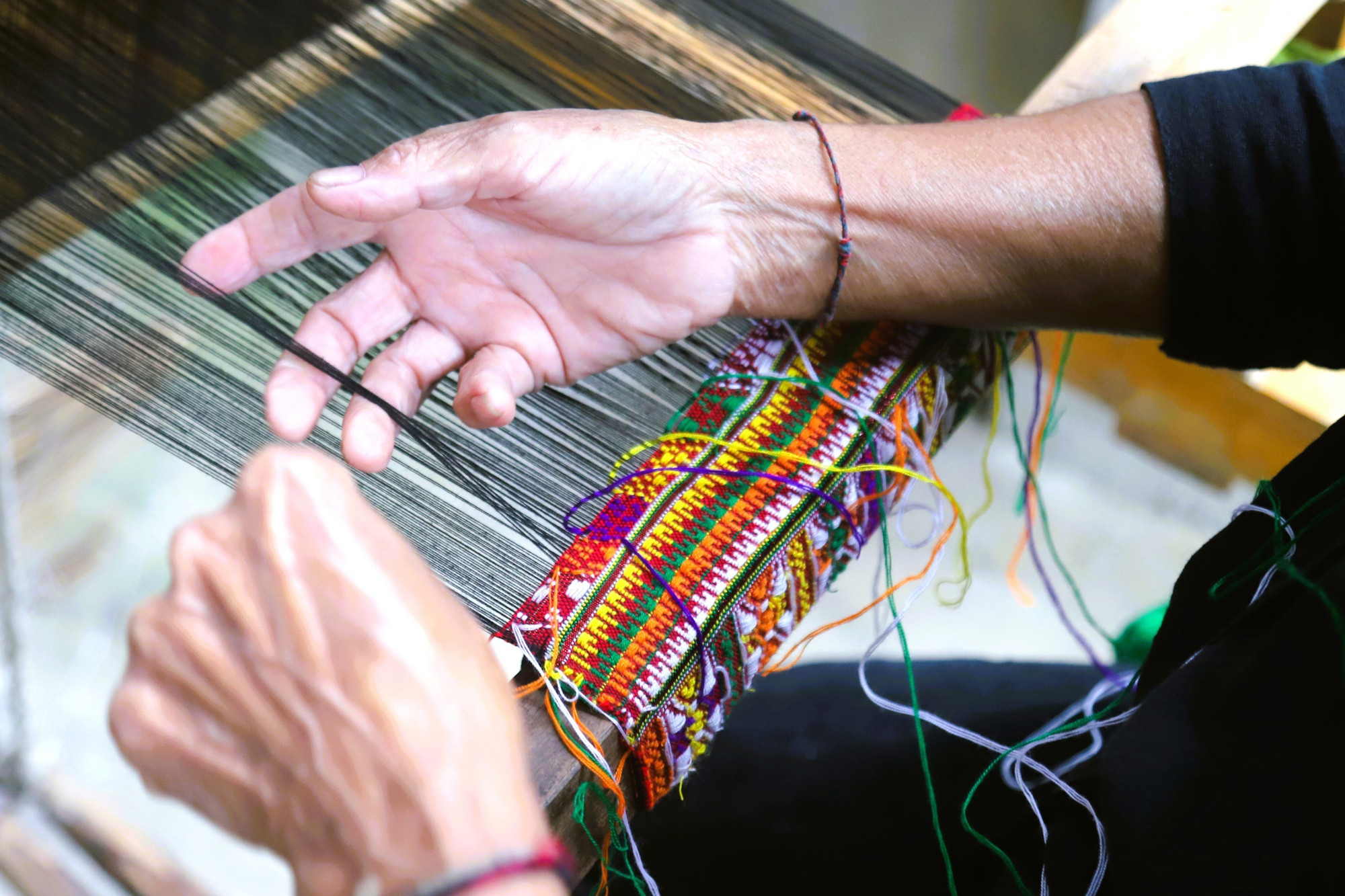 Người dệt, thêu vải đòi hỏi phải nhớ được các hình khối, họa tiết, hoa văn, có đôi bàn tay khéo léo với kỹ thuật “chạy sợi”, đan sợi thuần thục. o-du-31102025-05.jpg