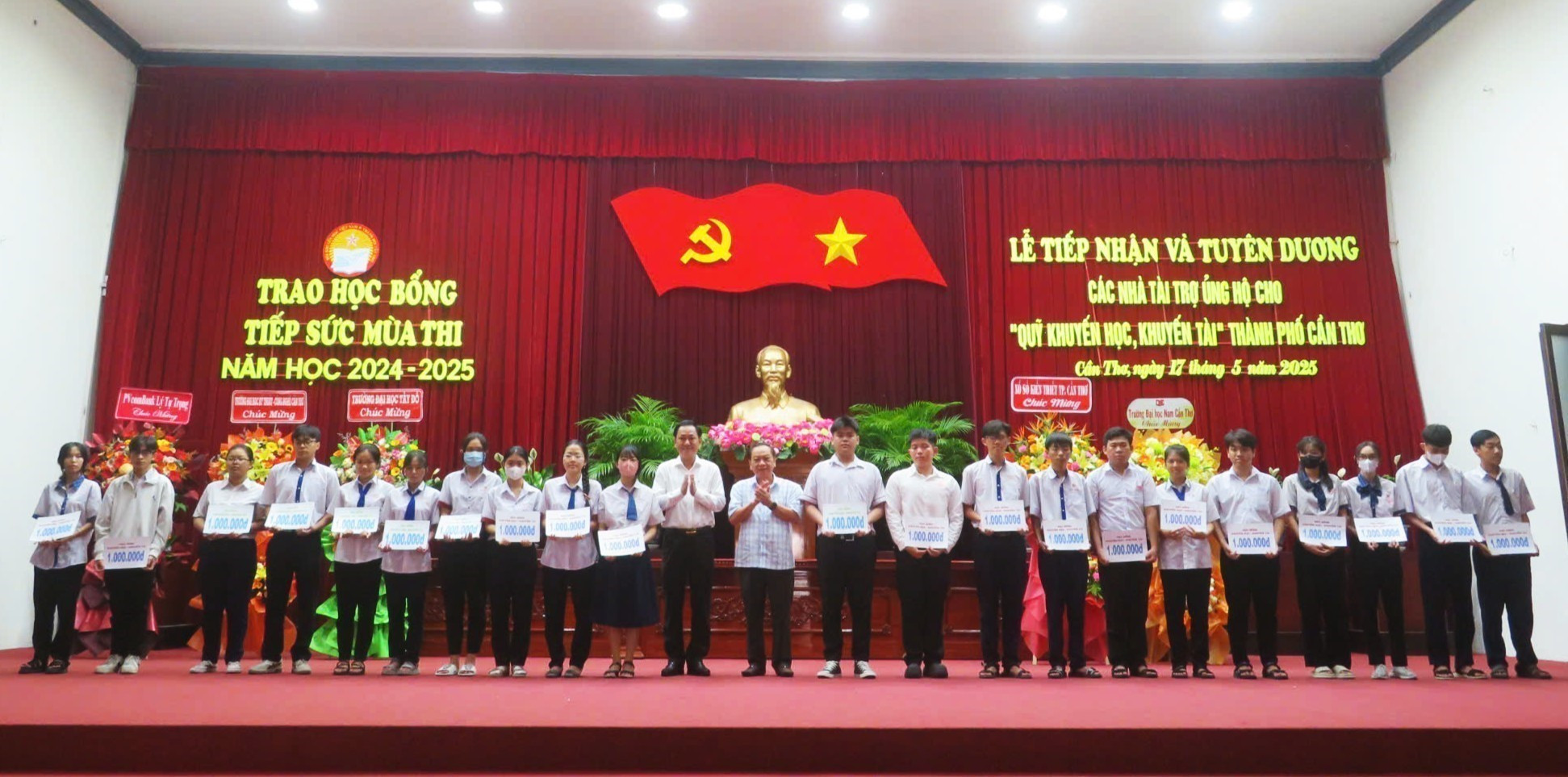 Trao học bổng cho học sinh lớp 12 có hoàn cảnh khó khăn vượt khó học tập. Ảnh: Ánh Tuyết/TTXVN Trao học bổng cho học sinh lớp 12 có hoàn cảnh khó khăn vượt khó học tập. Ảnh: Ánh Tuyết/TTXVN
