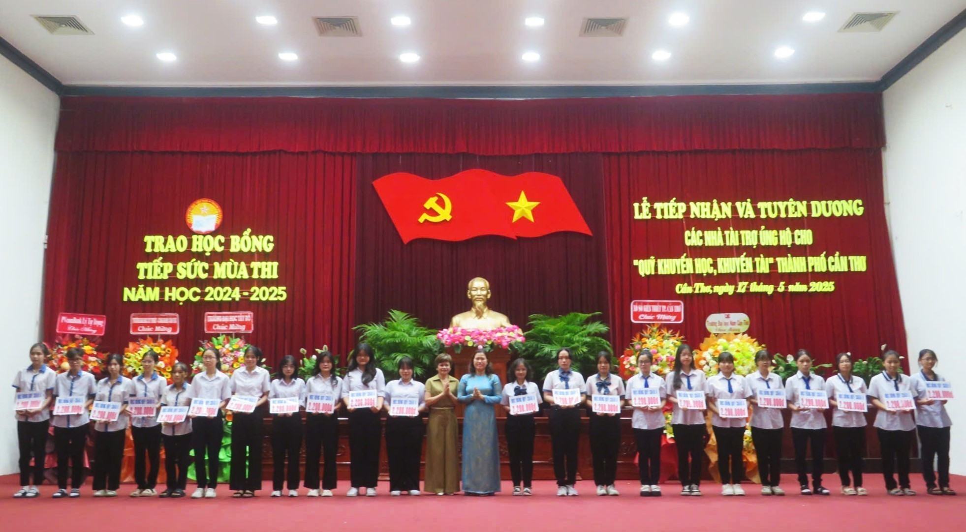 Trao 101 suất học bổng cho nữ sinh trung học phổ thông có hoàn cảnh khó khăn từ nguồn Quỹ Châu Á. Ảnh: Ánh Tuyết/TTXVN can-tho-khkt-17052025-04.jpg