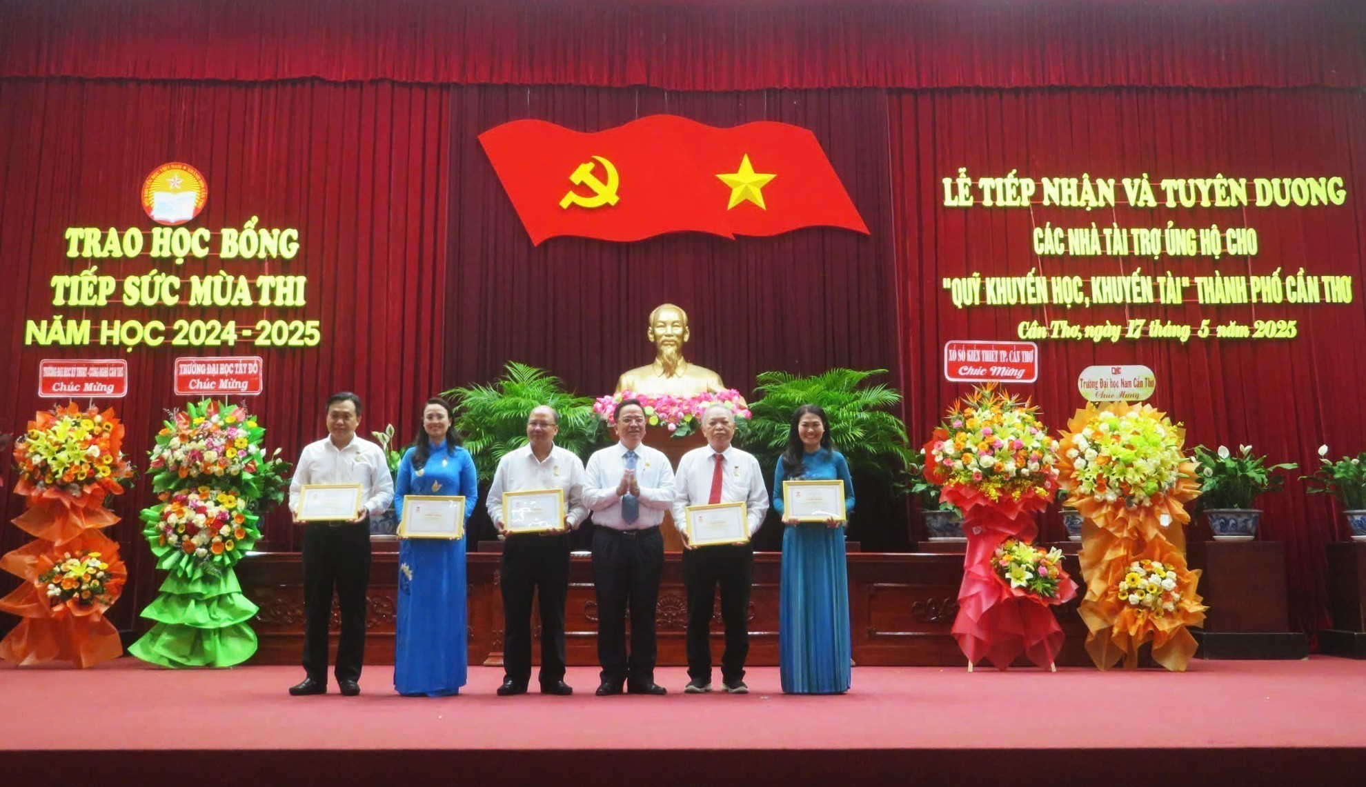 Trao Bằng khen cho các sở, ngành thực hiện tốt công tác khuyến học, khuyến tài. Ảnh: Ánh Tuyết/TTXVN Trao Bằng khen cho các sở, ngành thực hiện tốt công tác khuyến học, khuyến tài. Ảnh: Ánh Tuyết/TTXVN