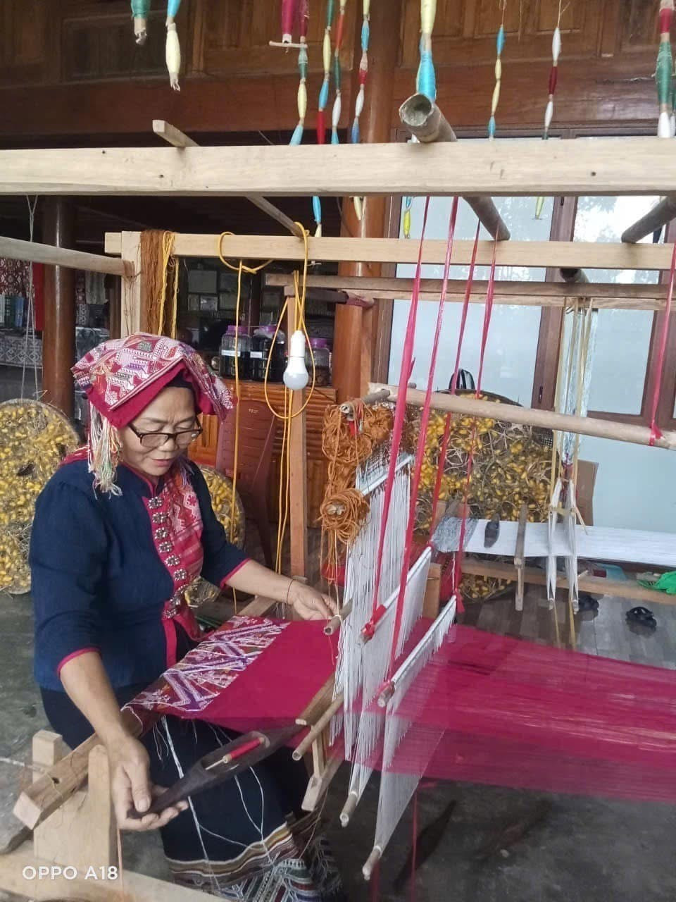 Nghệ nhân ưu tú Sầm Thị Bích, Giám đốc Hợp tác xã Làng nghề thổ cẩm Hoa Tiến, xã Châu Tiến, huyện Quỳ Châu luôn nỗ lực gìn giữ, đánh thức tình yêu nghề trong giới trẻ và phát triển du lịch. Ảnh: TTXVN phát tho-cam-dan-toc-thai-11062025-01.jpg