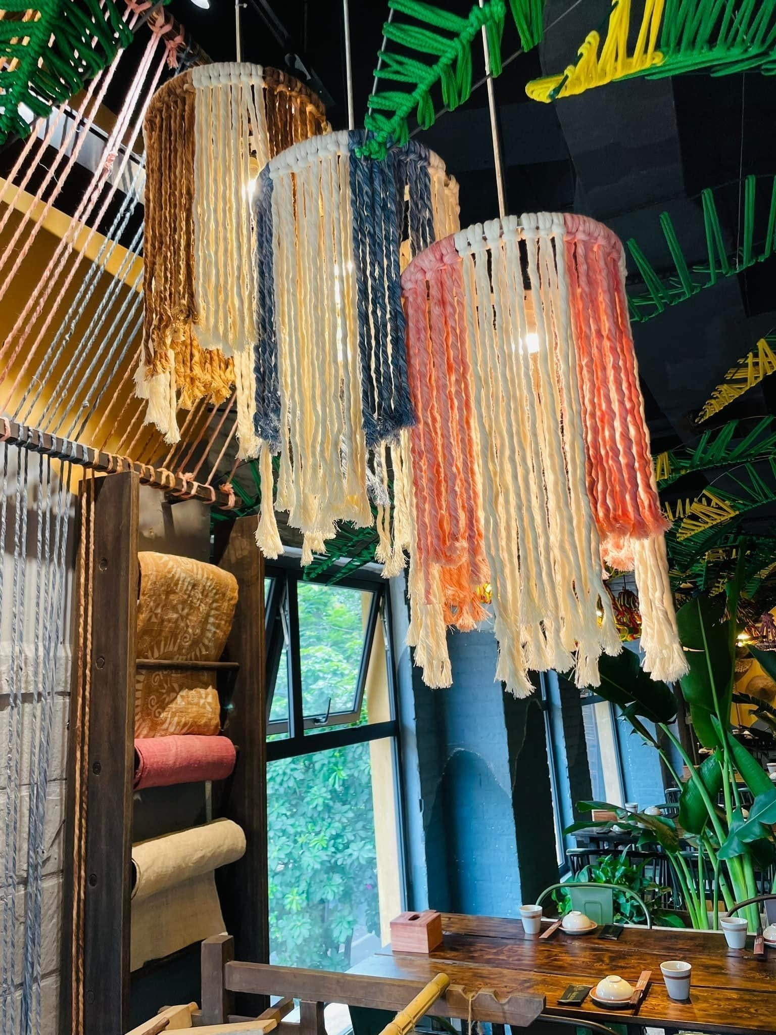 Nhiều sản phẩm được dệt thủ công sử dụng nguyên liệu tự nhiên của đồng bào Thái được ứng dụng cao. Ảnh: TTXVN phát tho-cam-dan-toc-thai-11062025-08.jpg
