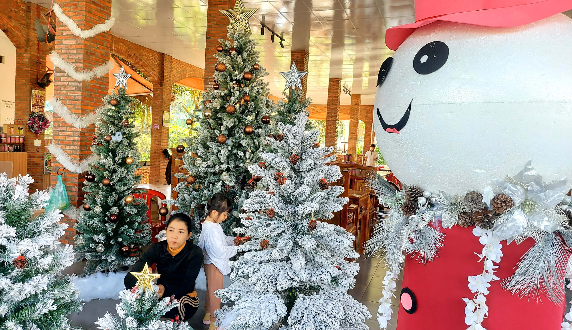 Trong tiết trời se lạnh, người dân Tri Tôn đang tất bật trang trí nhà cửa chuẩn bị đón Giáng sinh 2025.