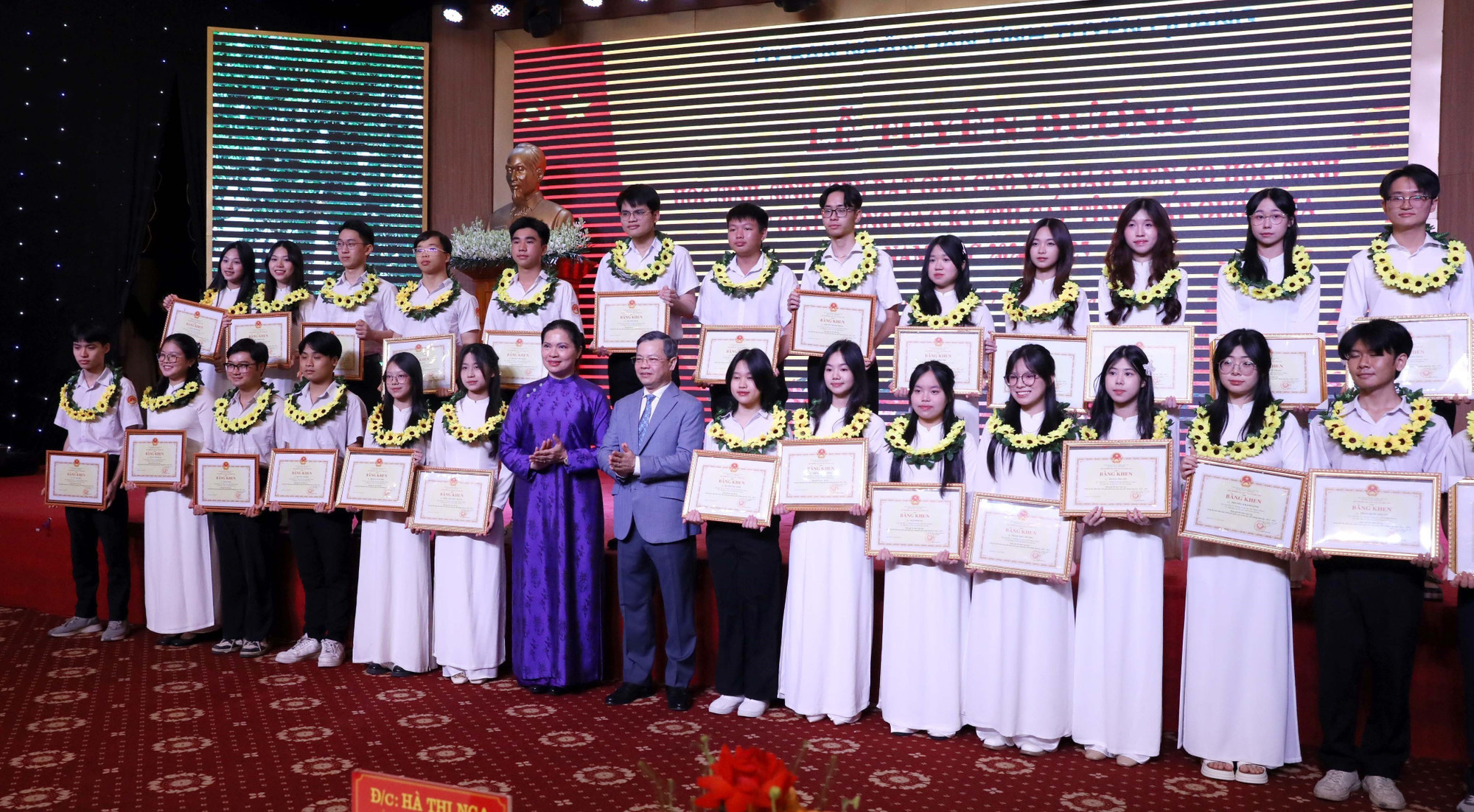 Bí thư Tỉnh ủy Tuyên Quang Hà Thị Nga và Chủ tịch UBND tỉnh Tuyên Quang Nguyễn Văn Sơn trao Bằng khen của Bộ trưởng Bộ Giáo dục và Đào tạo cho học sinh đạt giải học sinh giỏi Quốc gia. Ảnh: Quang Cường/TTXVN tuyen-quang-khkt-17052025-01.jpg