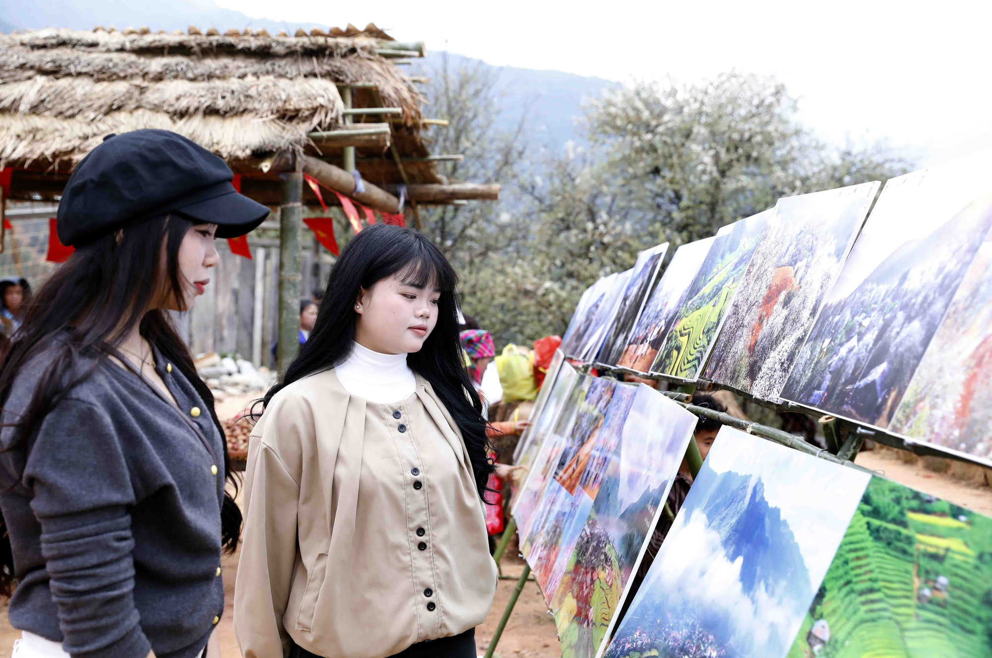 Du khách tham quan triển lãm ảnh xã Ngọc Chiến.