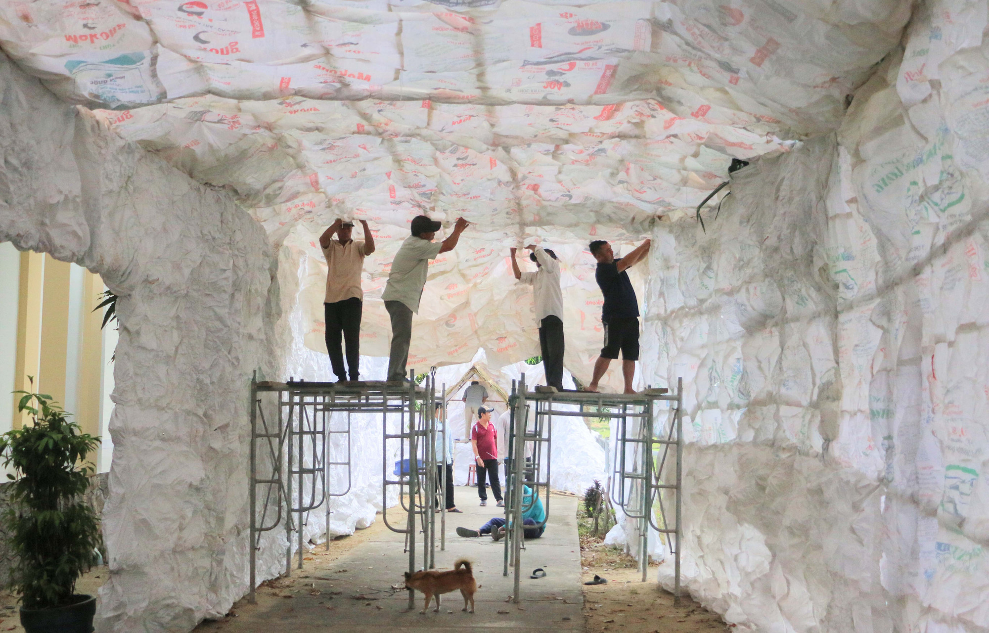 Một hang đáng khổng lồ rộng hơn 3m, dài gần 40m đang dần hình thành qua bàn tay khéo lẽo của những người giáo dân xã Tri Tôn, tỉnh An Giang.