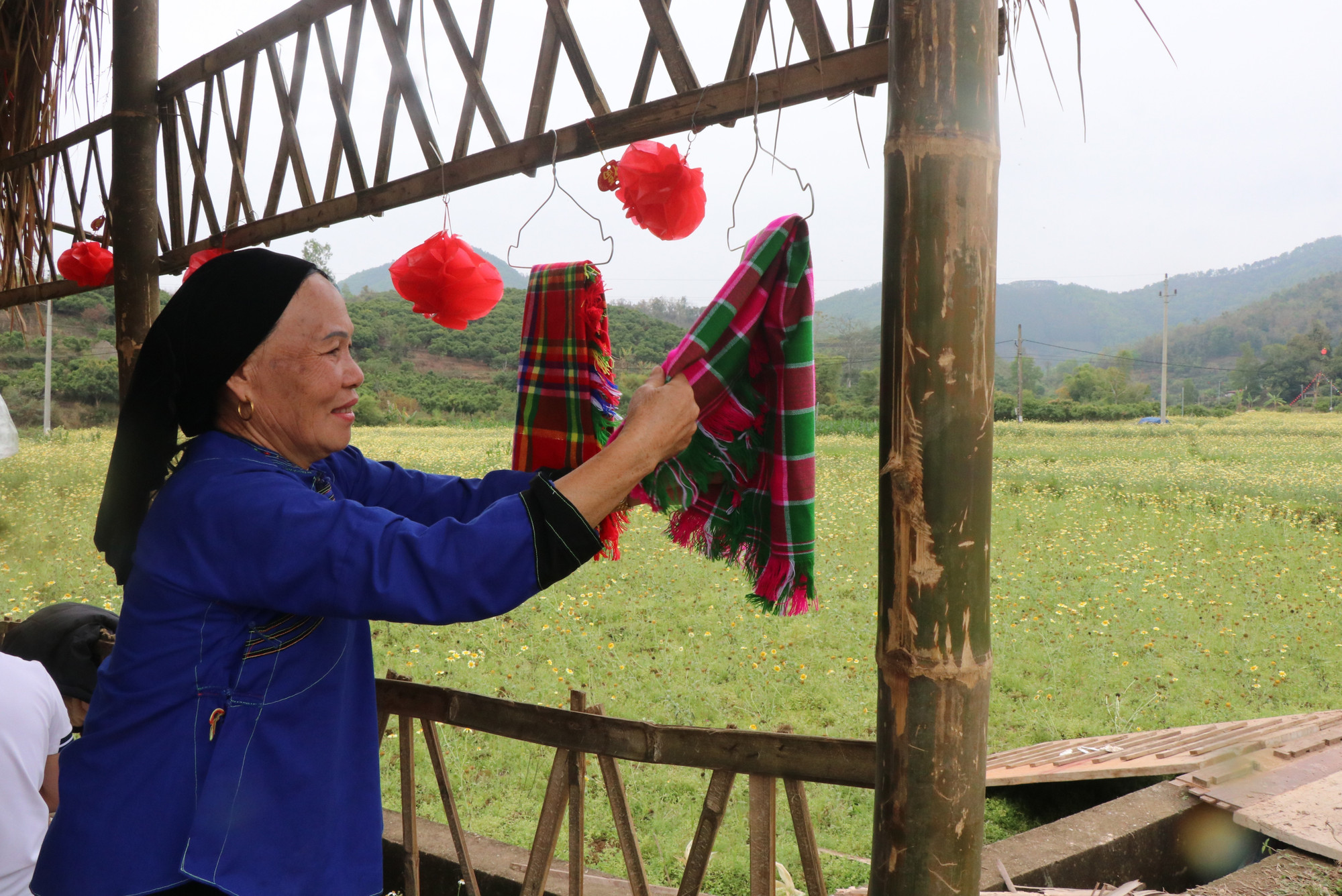 Đồng bào dân tộc Nùng tự dệt khăn bán cho du khách.
