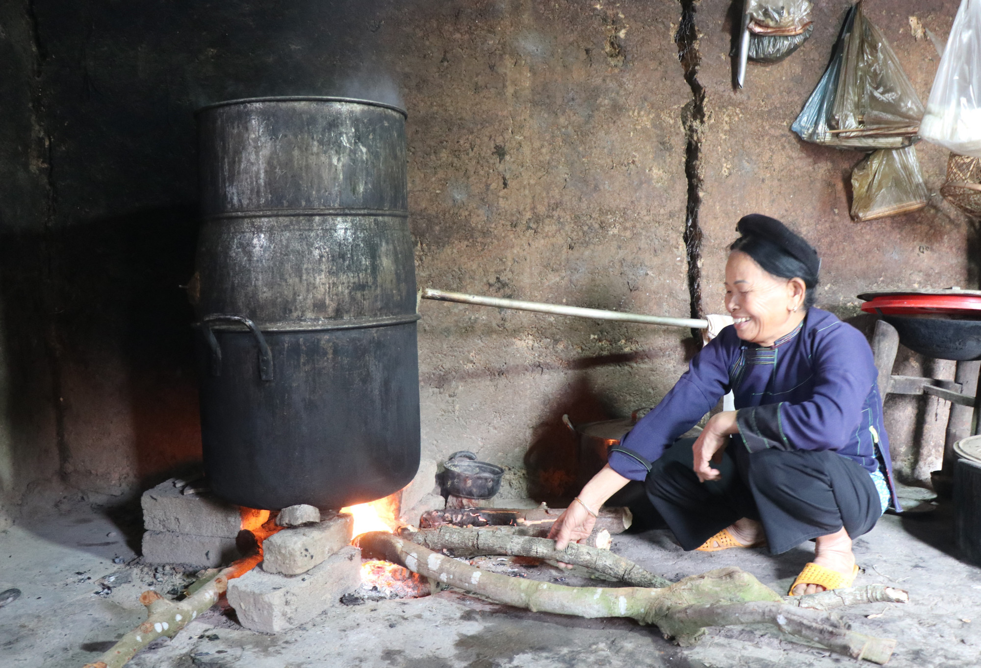 Đồng bào dân tộc Nùng vẫn nấu rượu.