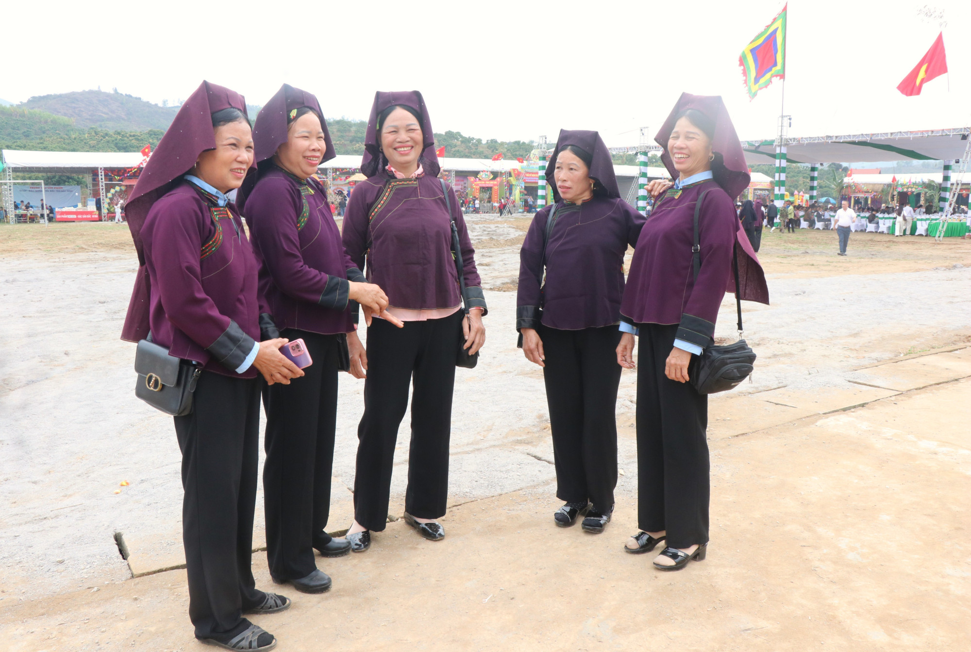 Phụ nữ dân tộc Nùng với trang phục truyền thống.