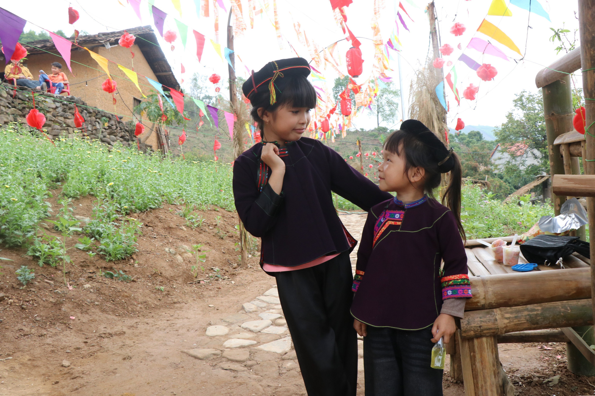 Trẻ em trên bản Bắc Hoa.