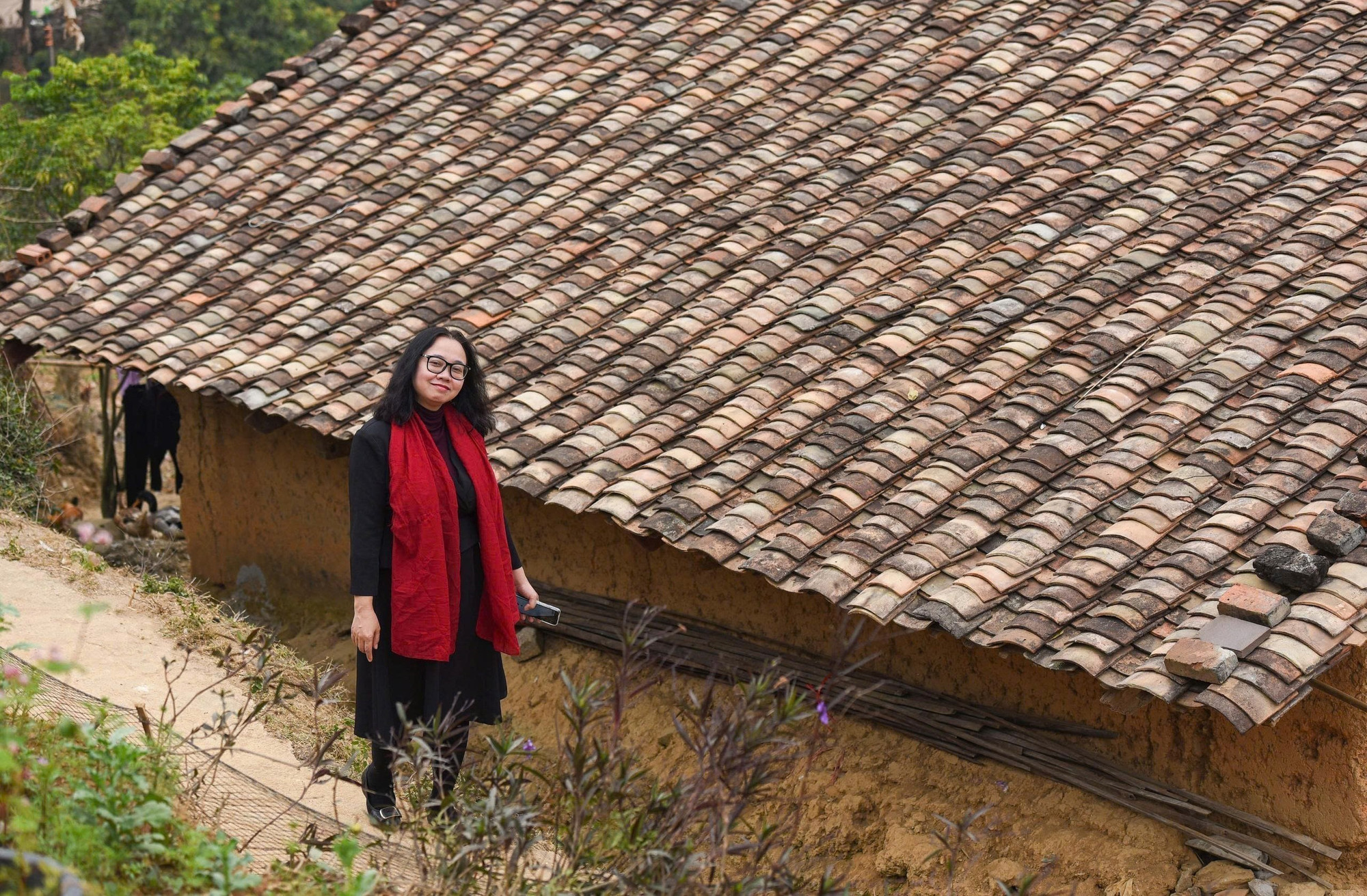 Du khách check-in với nếp nhà trình tường mái ngói âm dương.