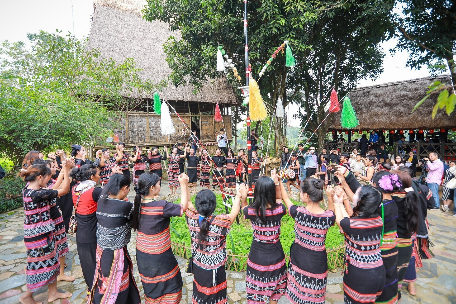 Sau khi Lễ cưới kết thúc, hai bên gia đình và bà con họ hàng cùng nhau đánh chiêng, hát ca chúc mừng hạnh phúc đôi lứa.