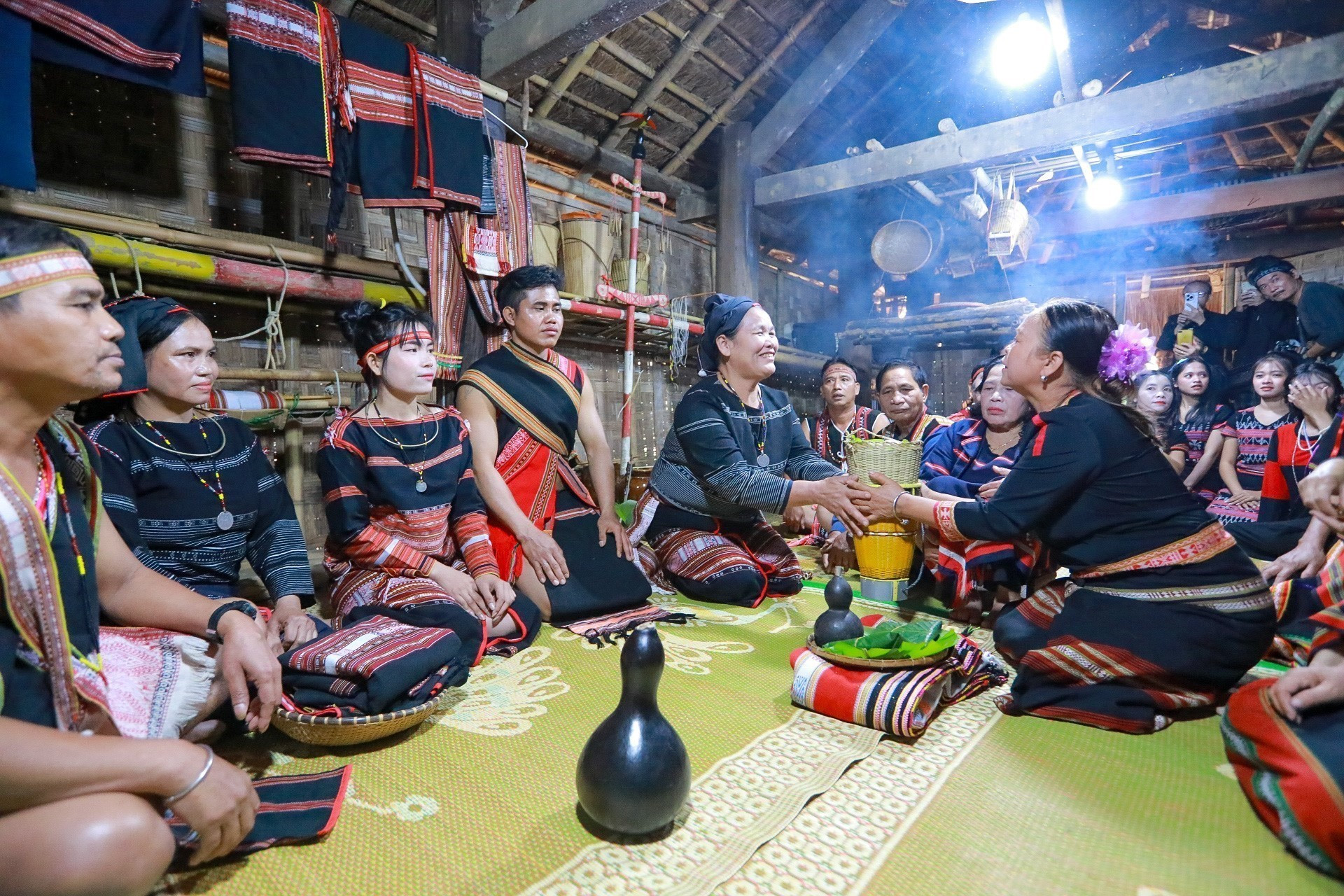 Thực hiện nghi lễ xin dâu.