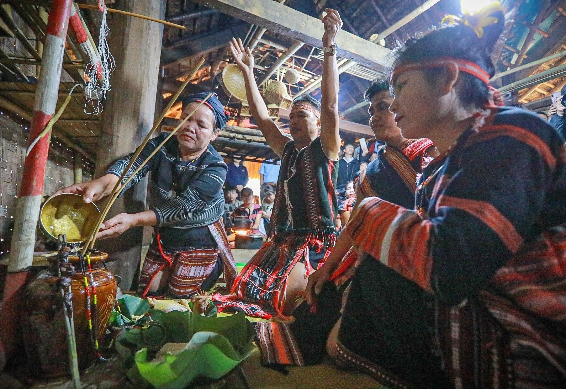 Thực hiện nghi lễ xin dâu.