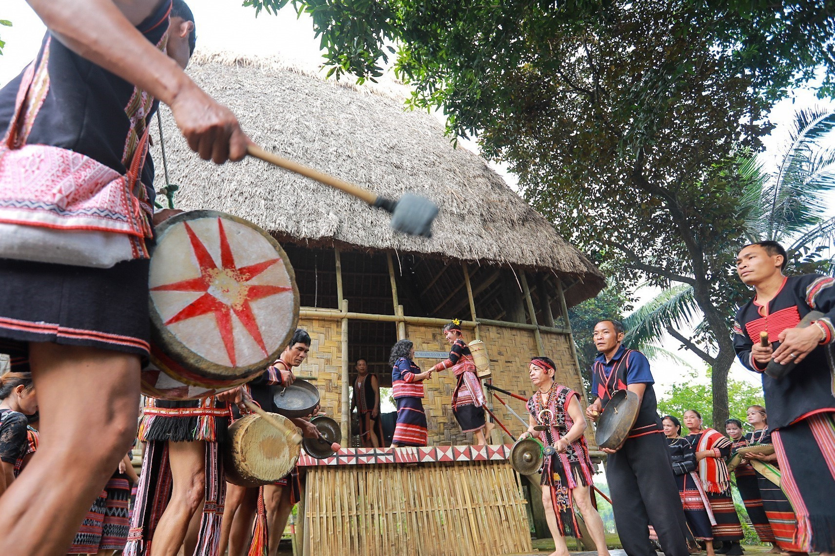 Đưa cô dâu về thực hiện Lễ cưới trong tiếng cồng chiêng rộn ràng và sự đón chào của nhà trai. Ảnh: Khánh Hoà - TTXVN