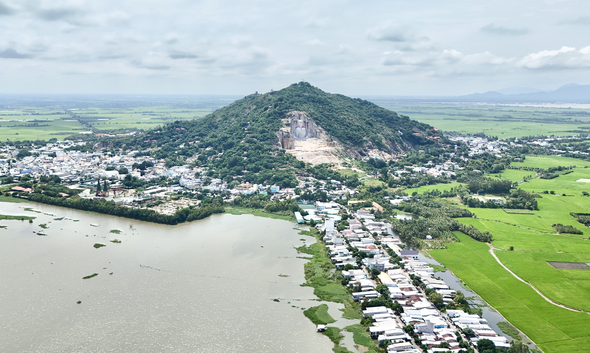 Toàn cảnh công trình tượng Phật Thích Ca ngồi thiền được khắc vào vách núi Sam nhìn từ kênh Vĩnh Tế, phường Vĩnh Tế, tỉnh An Giang.