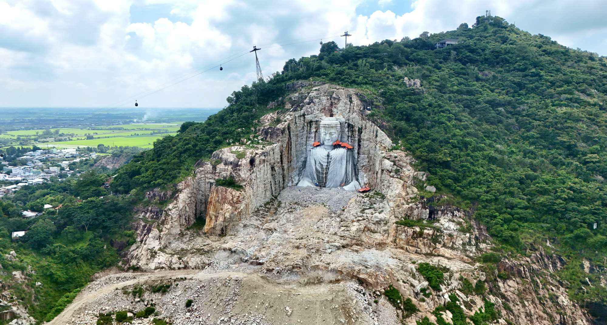 Giữa non thiêng núi Sam, hình tượng Đức Phật Thích Ca hiện lên, soi sáng lòng người hướng thiện.