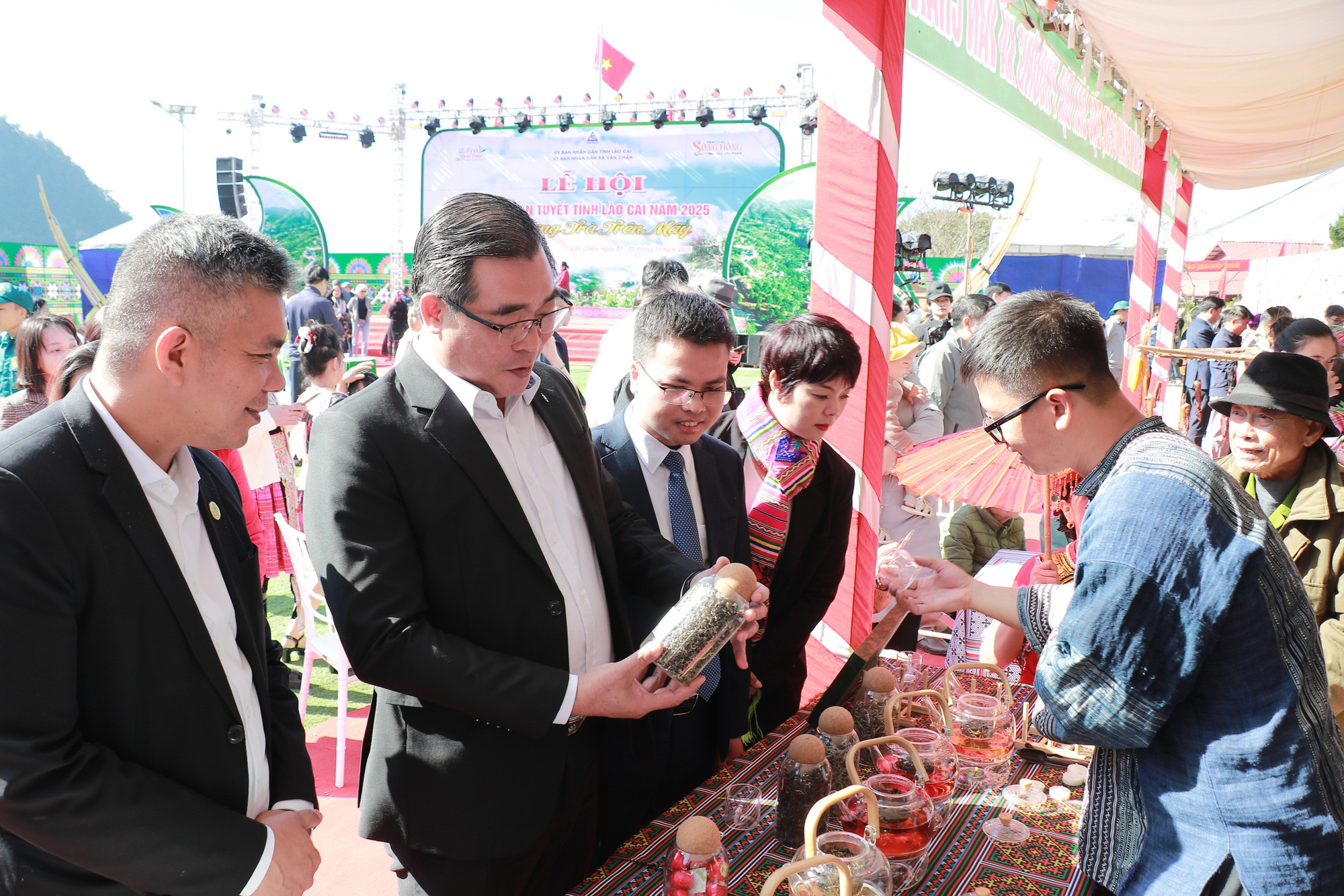 Đại biểu tham quan các gian hàng sản phẩm chè tại lễ hội.