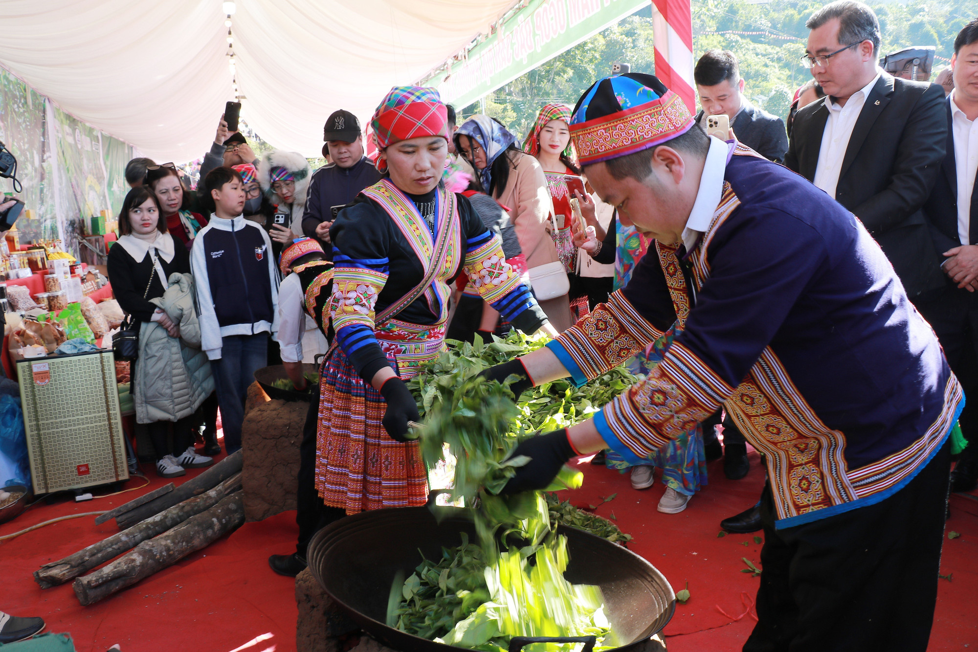 Đại biểu tham quan, thưởng thức màn sao chè bằng tay của đồng bào dân tộc Mông Suối Giàng.