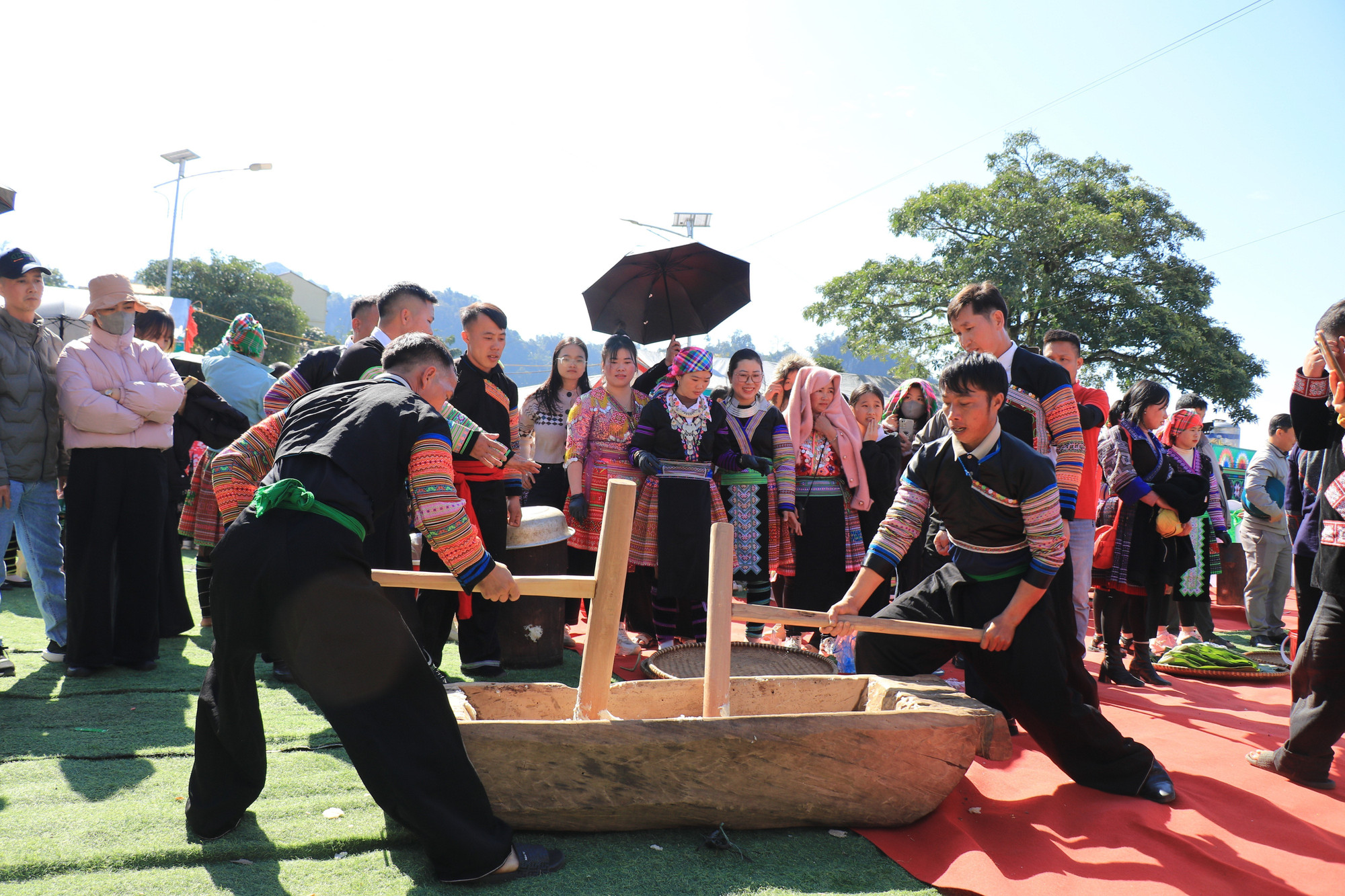 Hoạt động thi giã bánh dày không thể thiếu trong các lễ hội của người Mông Suối Giàng.