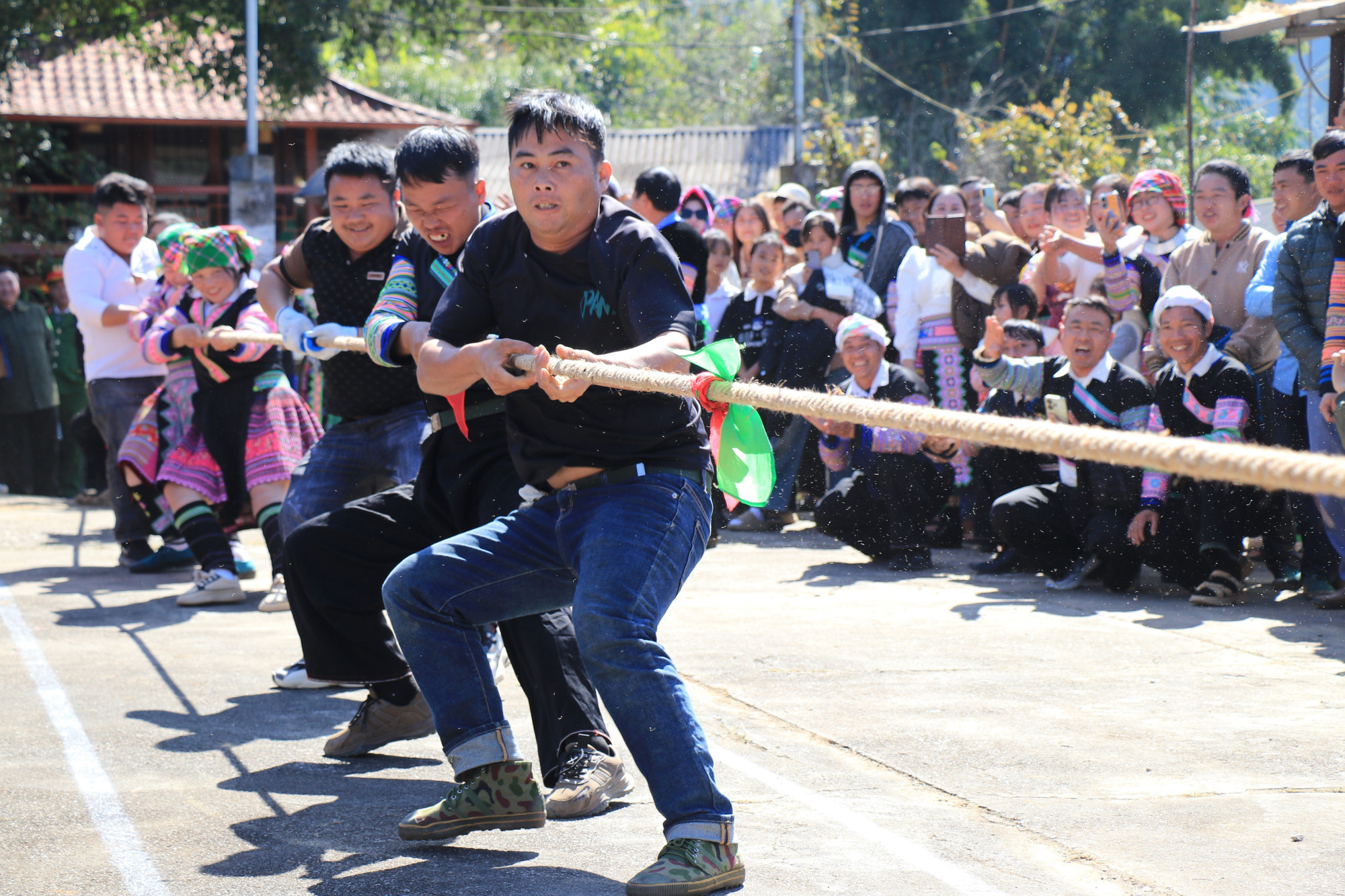 Phần thi kéo co được nhận được sự quan tâm, cổ vũ đông đảo của nhân dân và du khách.