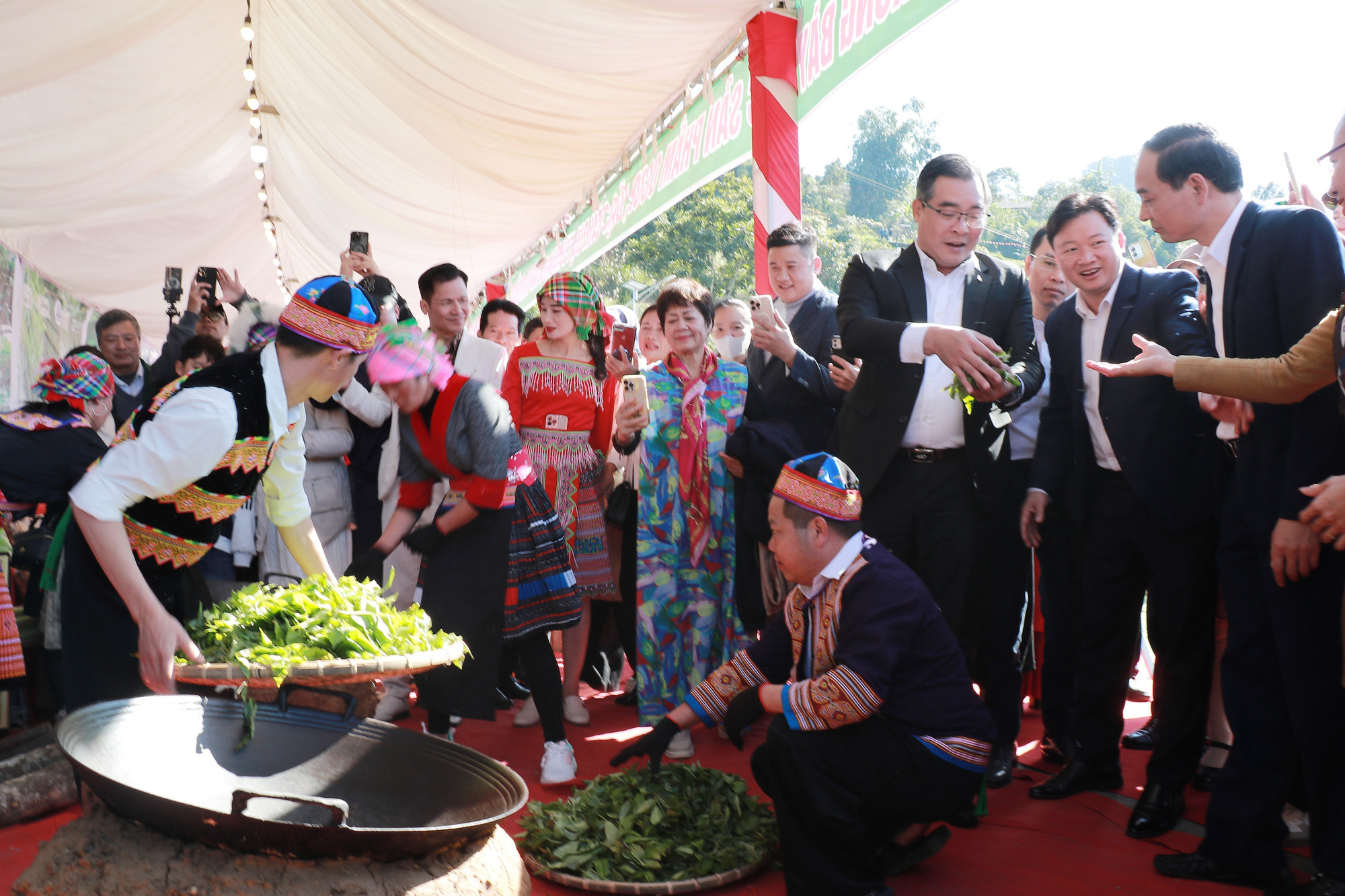 Đại biểu tham quan, thưởng thức màn sao chè bằng tay của đồng bào dân tộc Mông Suối Giàng.