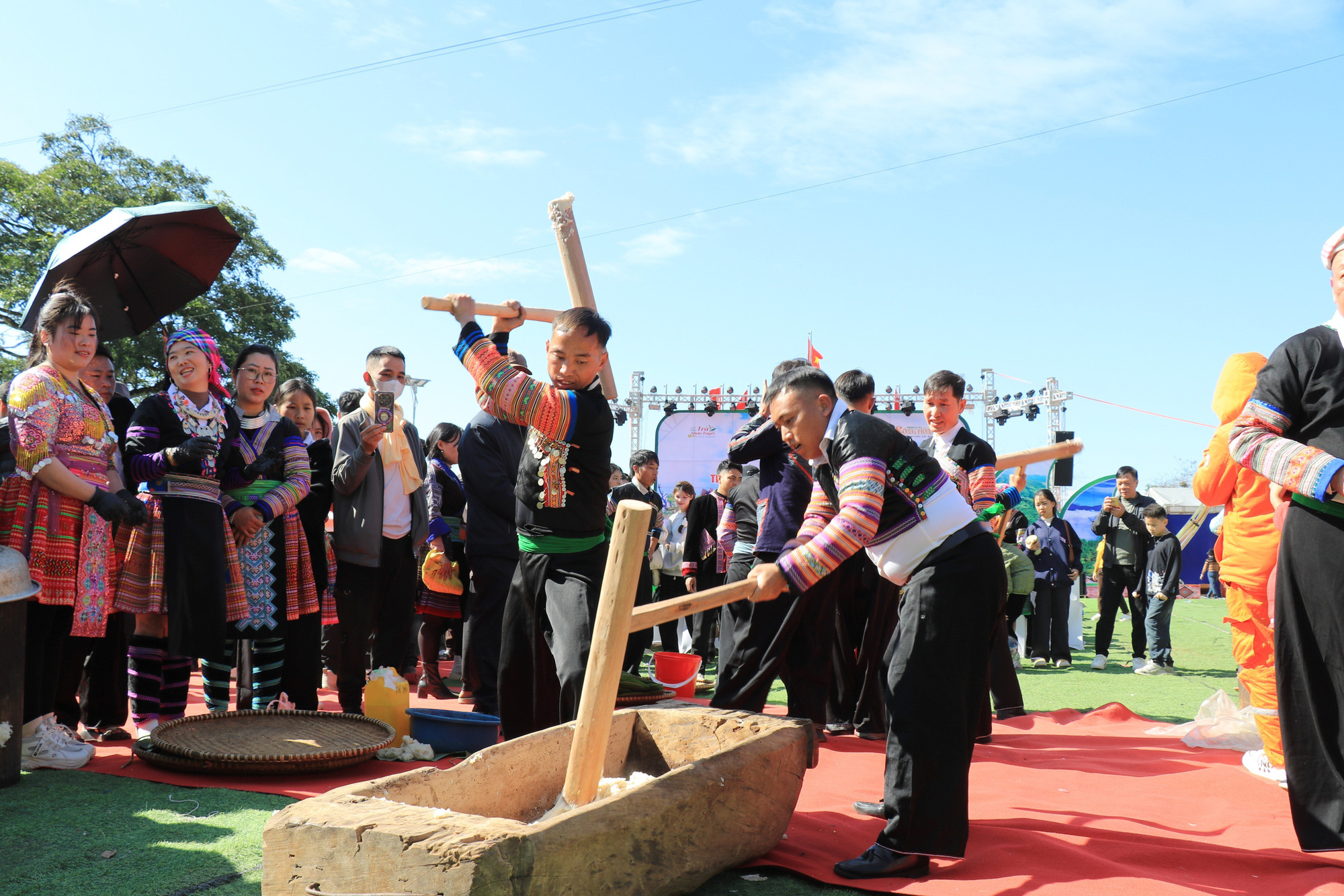 Sau phần lễ, hoạt động thi giã bánh dày thu hút đông đảo nhân dân và du khách.