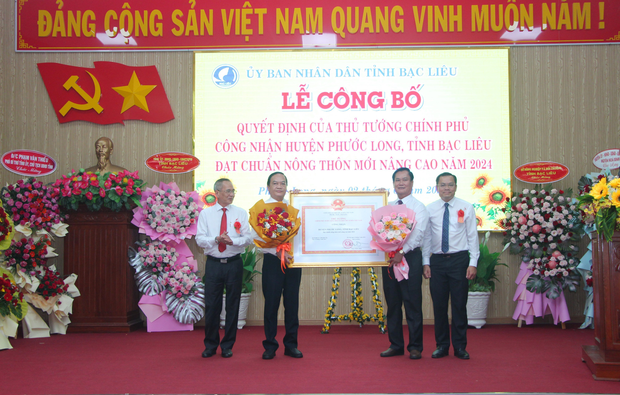 Lãnh đạo tỉnh Bạc Liêu trao Quyết định của Thủ tướng Chính phủ công nhận huyện Phước Long đạt chuẩn nông thôn mới nâng cao. Ảnh: Chanh Đa/TTXVN ntm-02062025-04.jpg