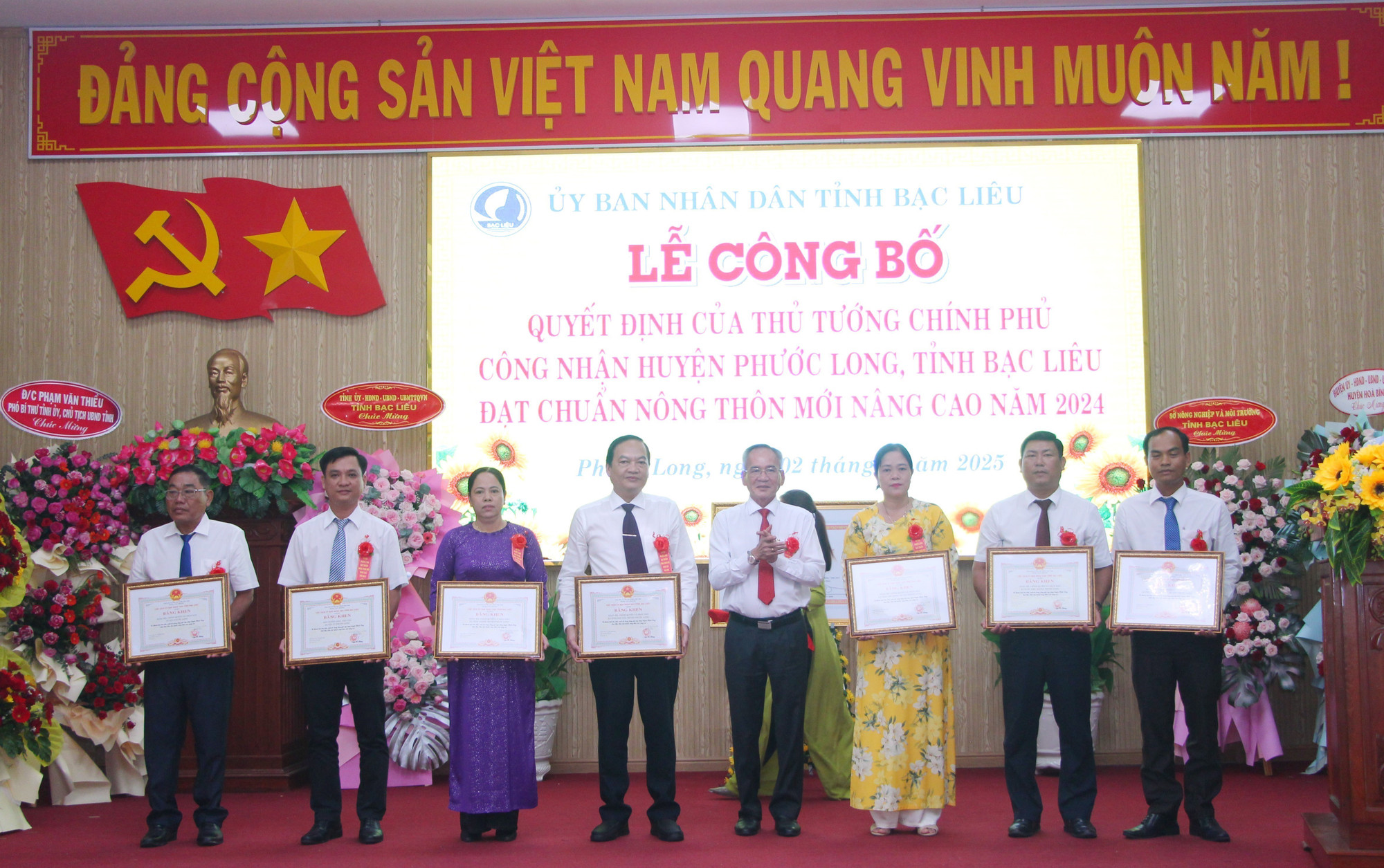 Bí thư Tỉnh ủy Bạc Liêu Lữ Văn Hùng trao Bằng khen cho các tập thể và cá nhận đạt thành xuất sắc trong thực hiện Chương trình mục tiêu quốc gia xây dựng nông thôn mới nâng cao của địa phương. Ảnh: Chanh Đa/TTXVN Bí thư Tỉnh ủy Bạc Liêu Lữ Văn Hùng trao Bằng khen cho các tập thể và cá nhận đạt thành xuất sắc trong thực hiện Chương trình mục tiêu quốc gia xây dựng nông thôn mới nâng cao của địa phương. Ảnh: Chanh Đa/TTXVN