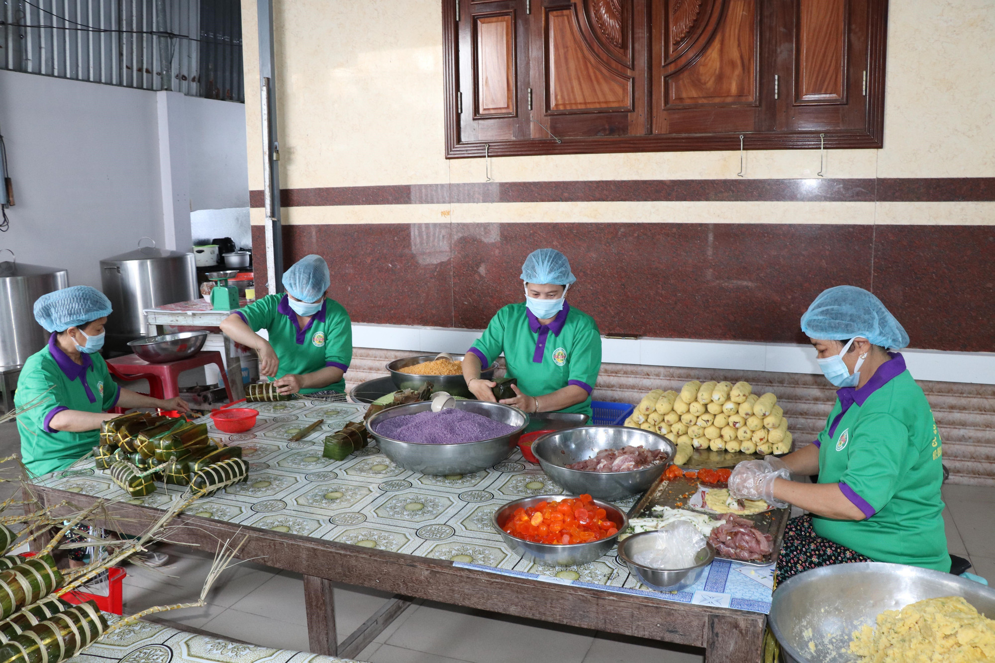 Người lao động làm bánh tét tại cơ sở sản xuất bánh tét Ba Loan, làng nghề bánh tét Trà Cuôn . Người lao động làm bánh tét tại cơ sở sản xuất bánh tét Ba Loan, làng nghề bánh tét Trà Cuôn .