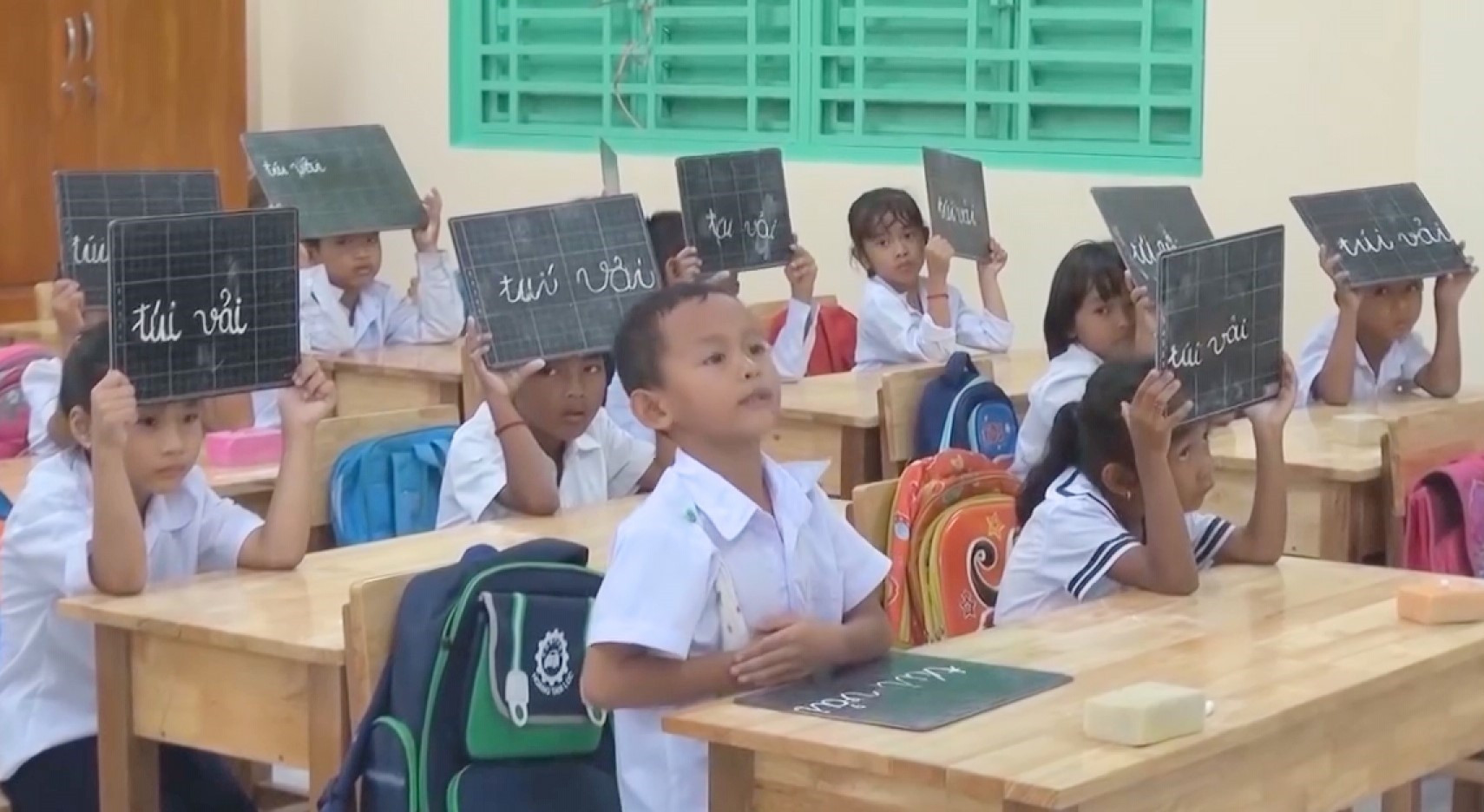 Trong giờ học của cô Nèang Lai My, học sinh luôn chăm chú lắng nghe và phản hồi ý kiến tích cực.